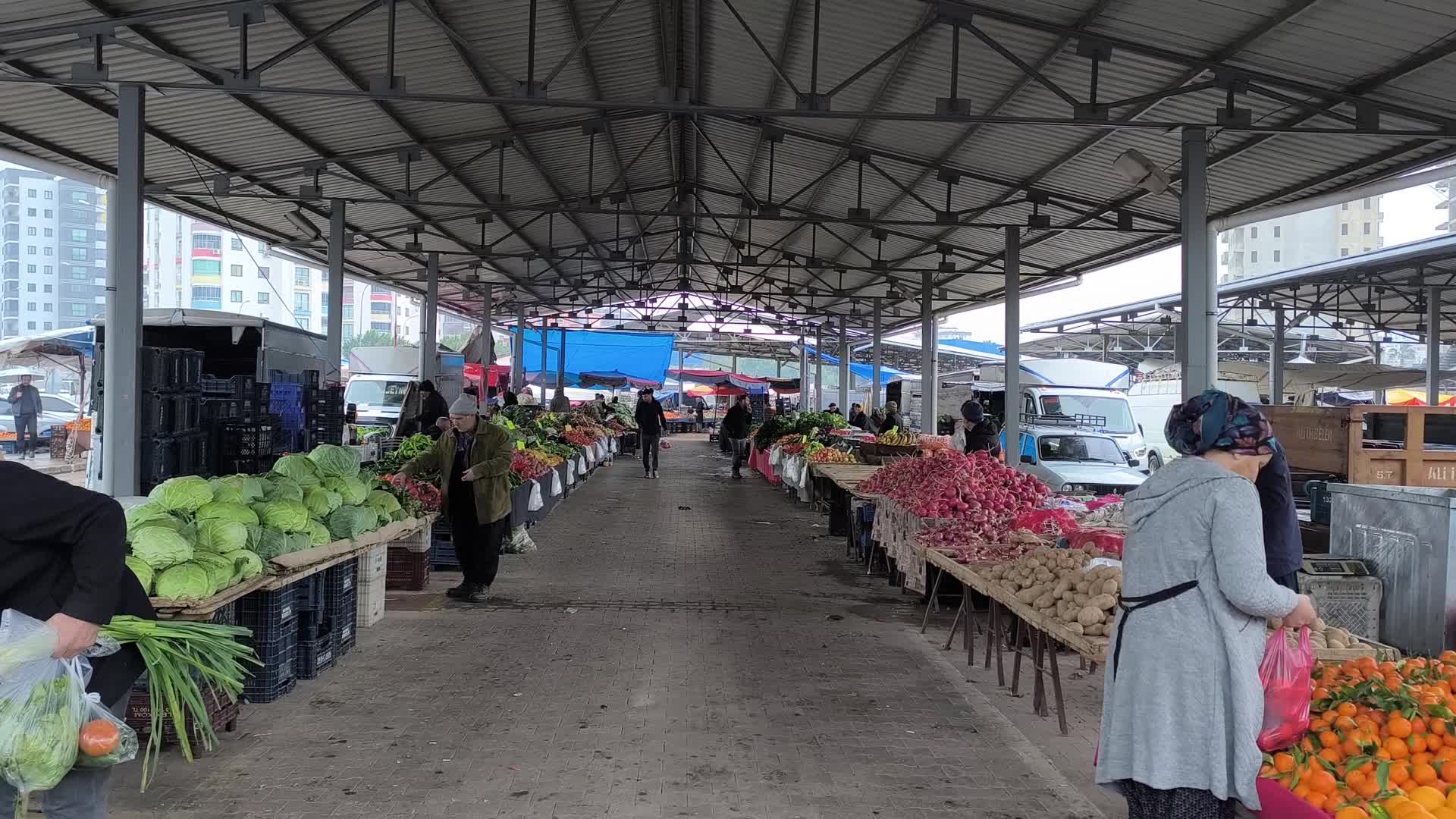 Adanalı pazar esnafı: "Emekliler tane ile alıyor"