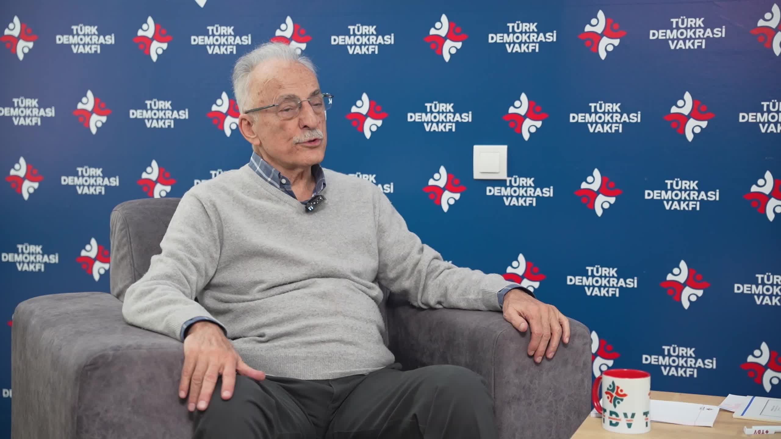 Karayalçın: "Merkezi yönetim belediyeler ile mücadele içinde"