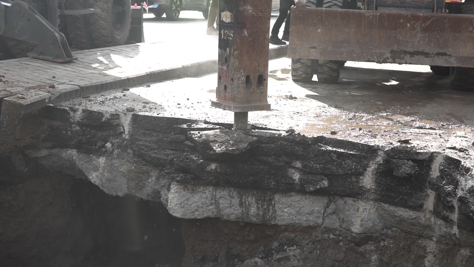 İnönü Caddesi'ndeki ana boru arızasına İZSU'dan müdahale
