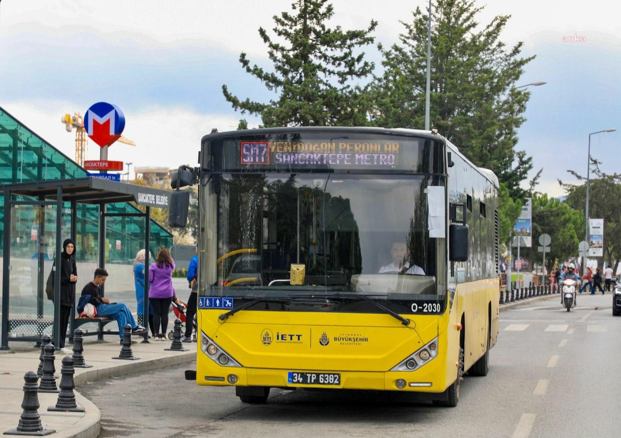 İstanbul'da, özel halk otobüsü binaya çarptı... İETT: Kartal’da yaşanan otobüs kazasında otobüs şoförü ve 5 yolcu yaralandı