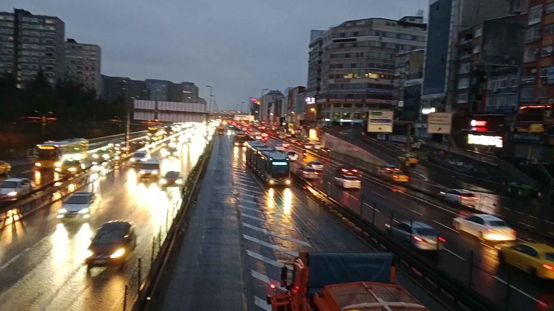 Okulların tatil edildiği İstanbul'da sabah saatlerinde aralıklarla hafif kar yağışı gözleniyor