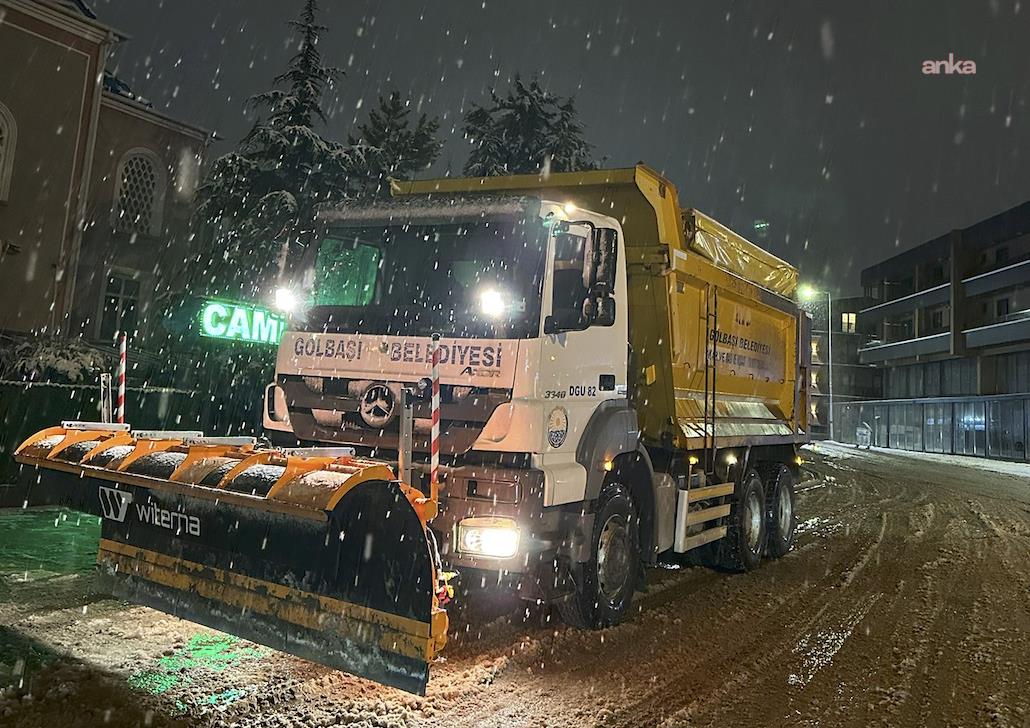 Gölbaşı’nda kar mesaisi: Ekipler gece boyunca sahadaydı