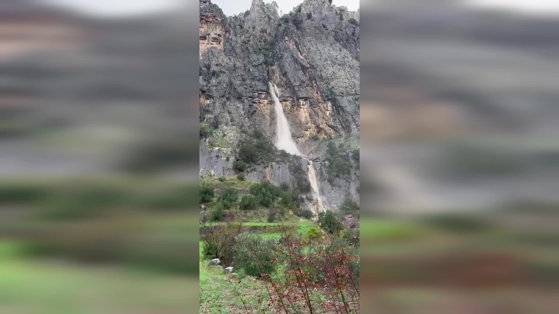 Dalaman'da sağanak sonrası yaklaşık 100 metrelik doğal şelale oluştu