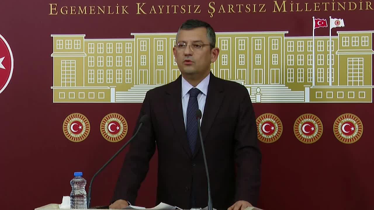 ÖZEL'DEN İSTİFA YORUMU: "GELECEĞE YÖNELİK KİŞİSEL İKBAL TALEPLERİNİN CHP'YE OLANCA ZARARI VEREREK AYRILMAYA DÖNÜŞEN İFADELERİ ÜZGÜNCE TAKİP ETTİK