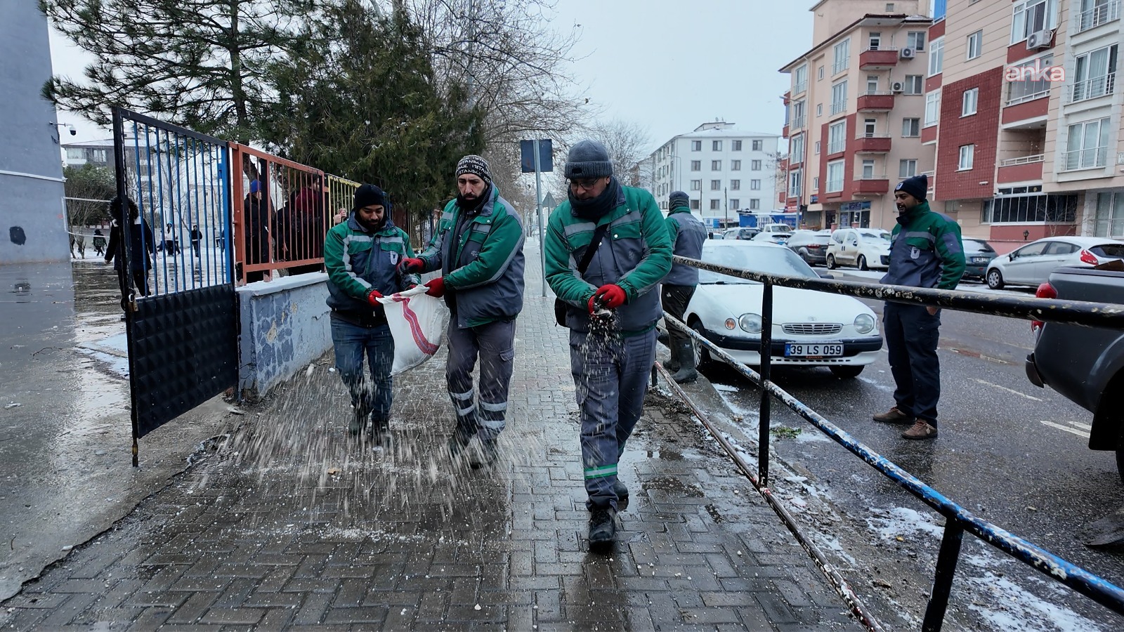 Lüleburgaz Belediyesi ekipleri, karla mücadele için sahada