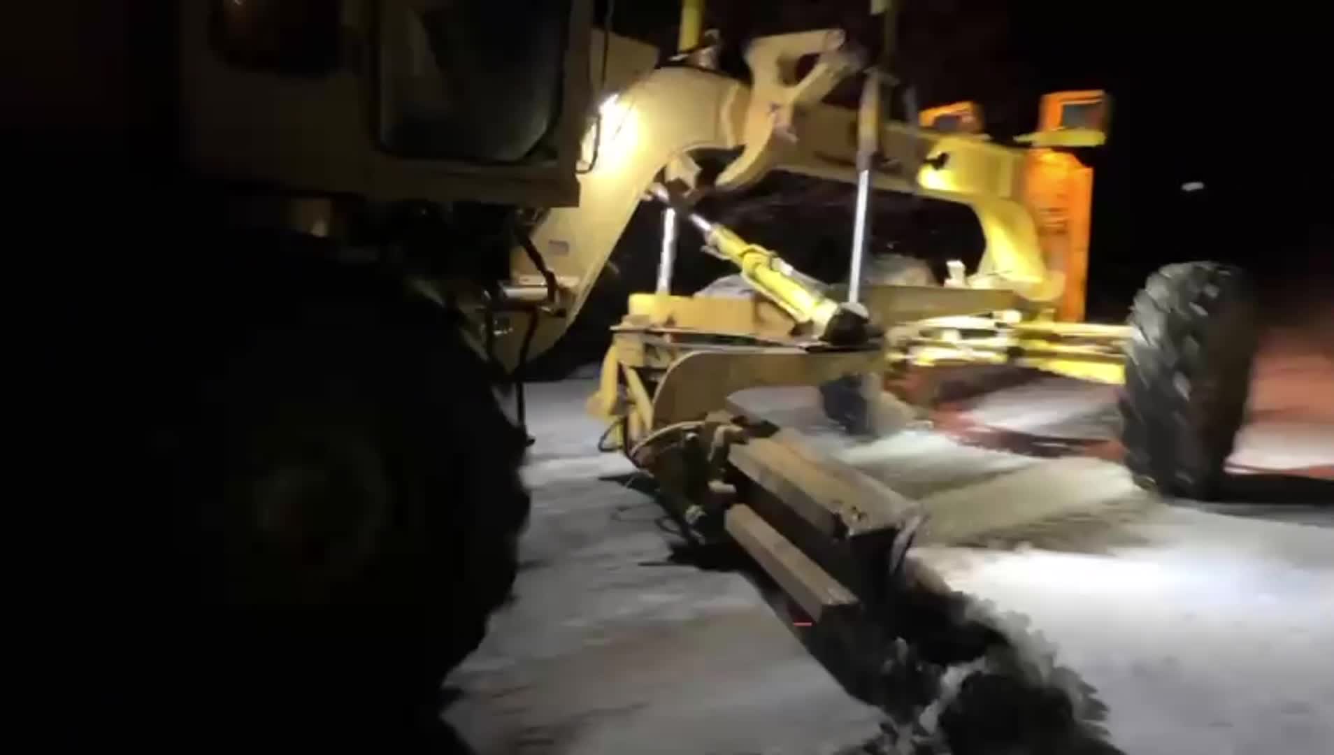 Aydın Büyükşehir Belediyesi, karla mücadele çalışmalarına devam ediyor