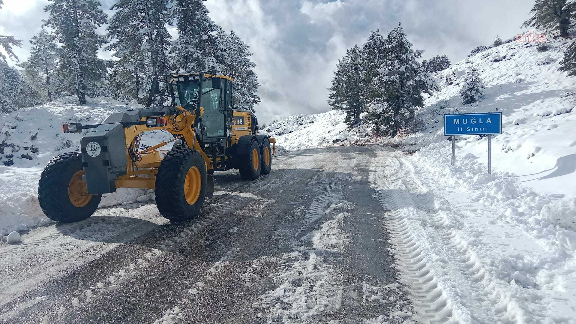 Muğla’da karla mücadele çalışmaları aralıksız sürüyor