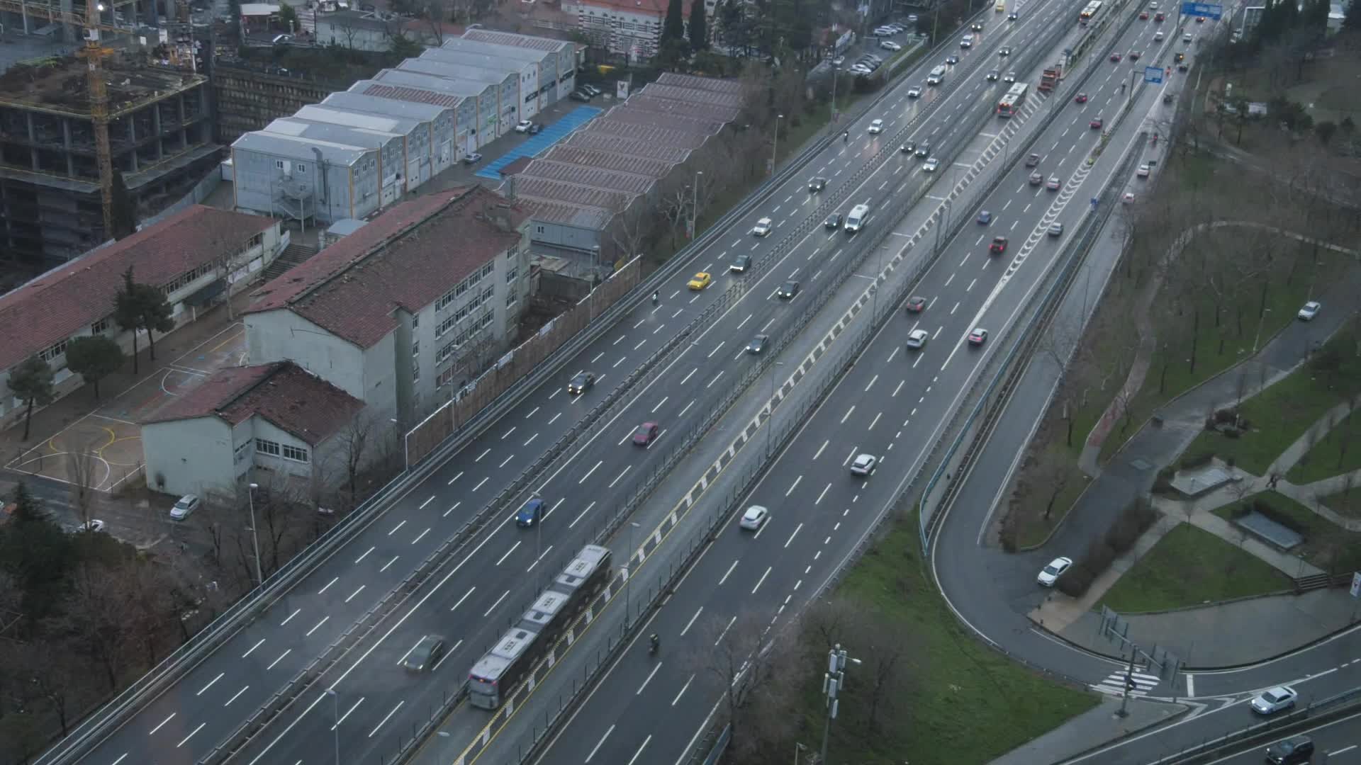 Kar alarmı nedeniyle okulların tatil edildiği İstanbul'da, trafikte büyük rahatlama gözleniyor