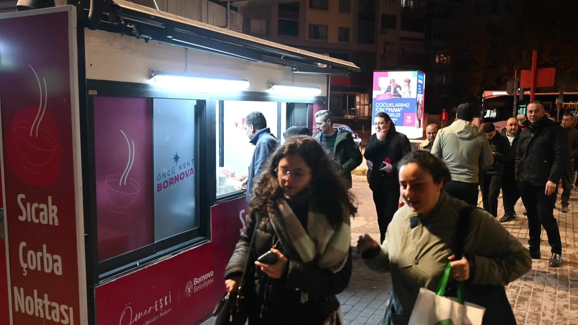 Bornova Belediyesi'nden sabahın ilk saatlerinde metro çıkışlarında çorba ikramı