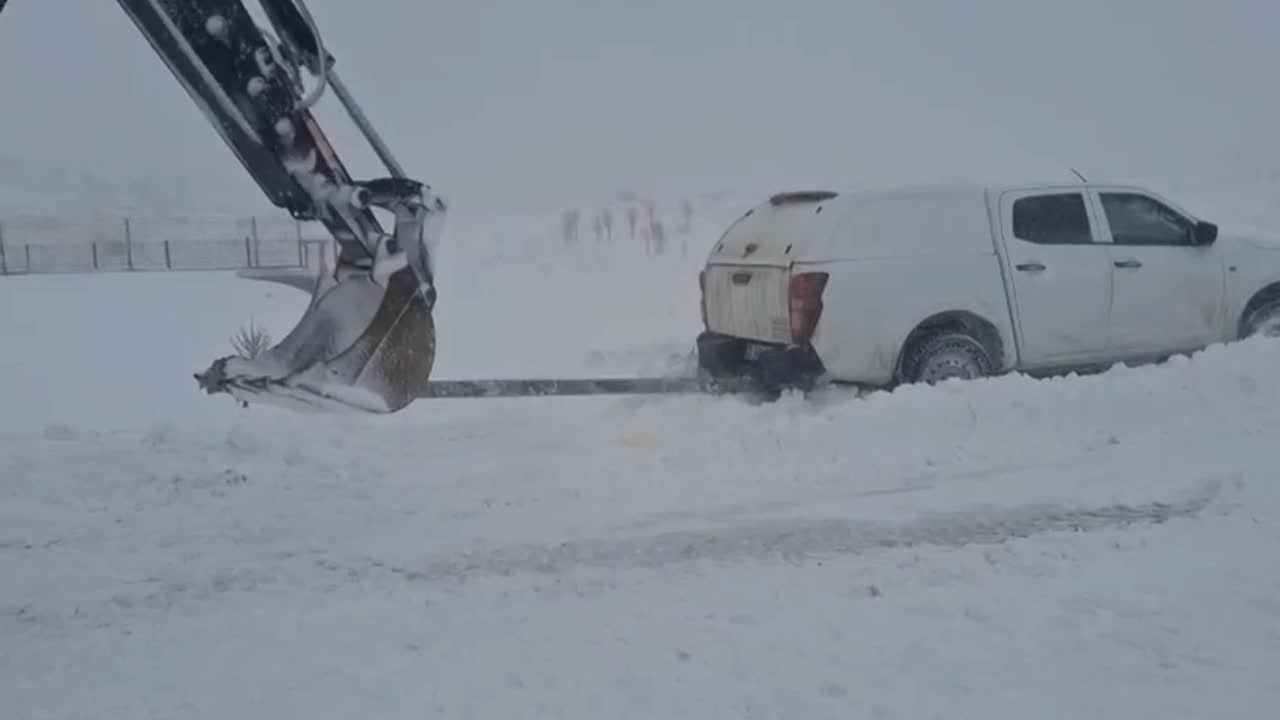 Elazığ'da kar nedeniyle kapanan köy yollarının ulaşıma açma çalışmaları sürüyor