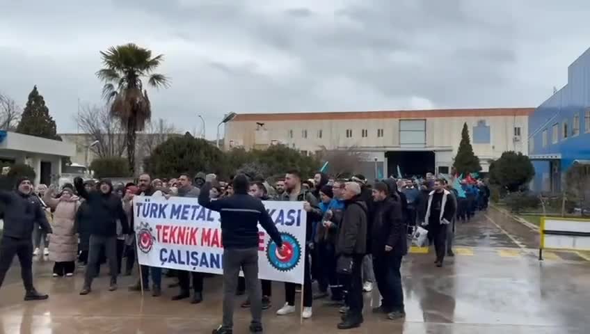 Bursa'da Türk Metal Sendikası üyesi işçiler, işverenin TİS teklifini fabrikalarda protesto etti