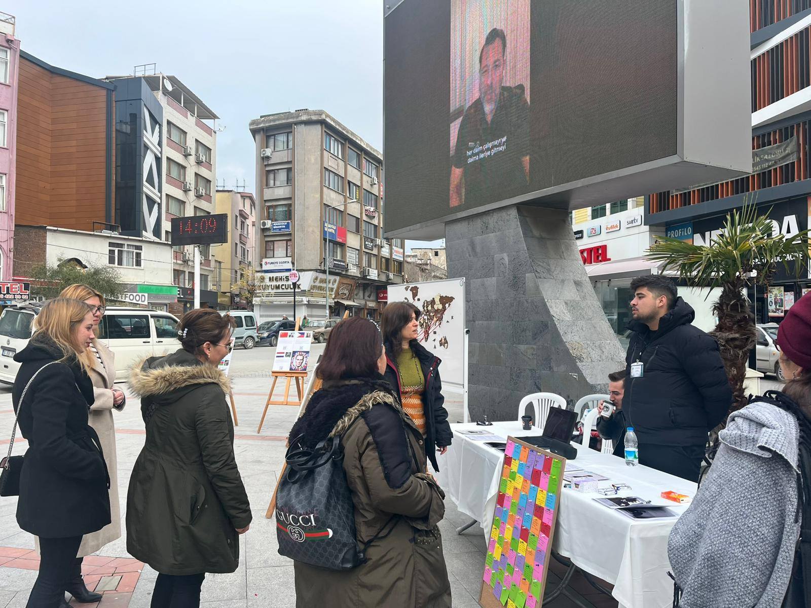 Burhaniye'de üniversitelilerden anlamlı proje