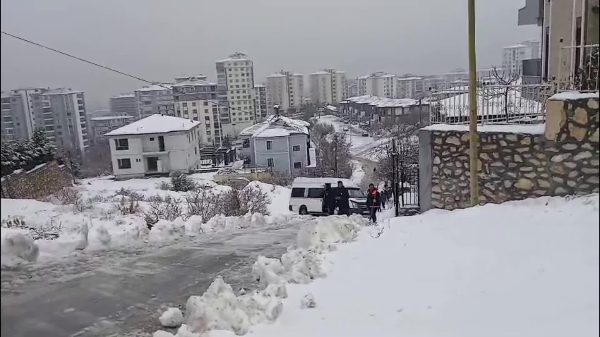 Malatya’da kar yağışı ve tipi: Öğrenciler yaya kaldı, bazı yollar kapandı