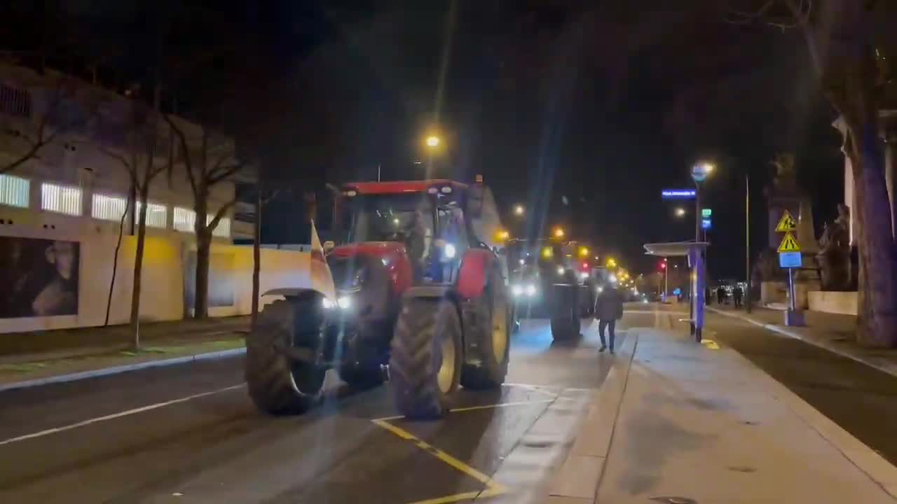 Fransız çiftçiler Mercosur anlaşmasına karşı Paris sokaklarını traktörlerle kapattı