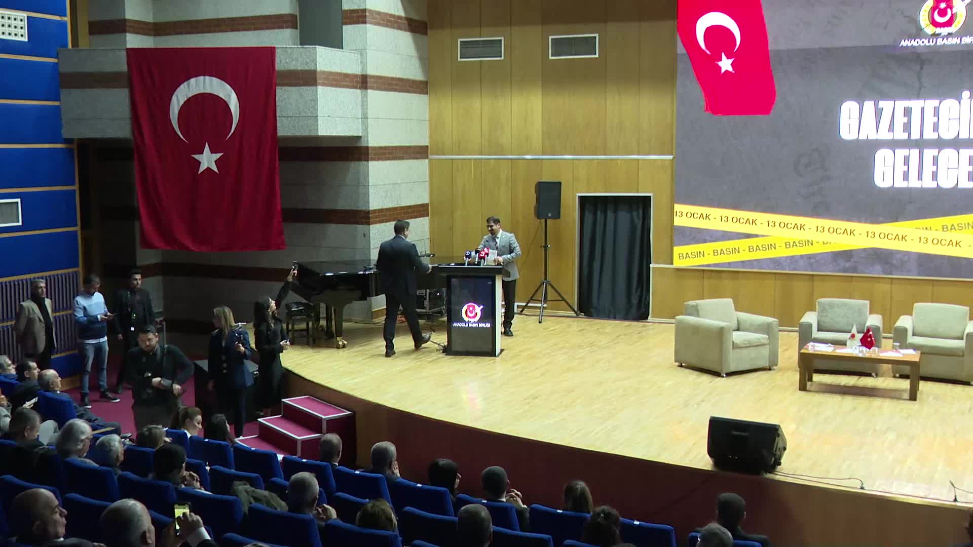 Anadolu Basın Birliği'nden "Gazeteciliğin Geleceği" paneli...Mehmet Bora Zor: "Gazetecilerin kaderi soruşturmalarda gözaltına alınmak ve hapse konulmak olarak kanıksanmış durumda"