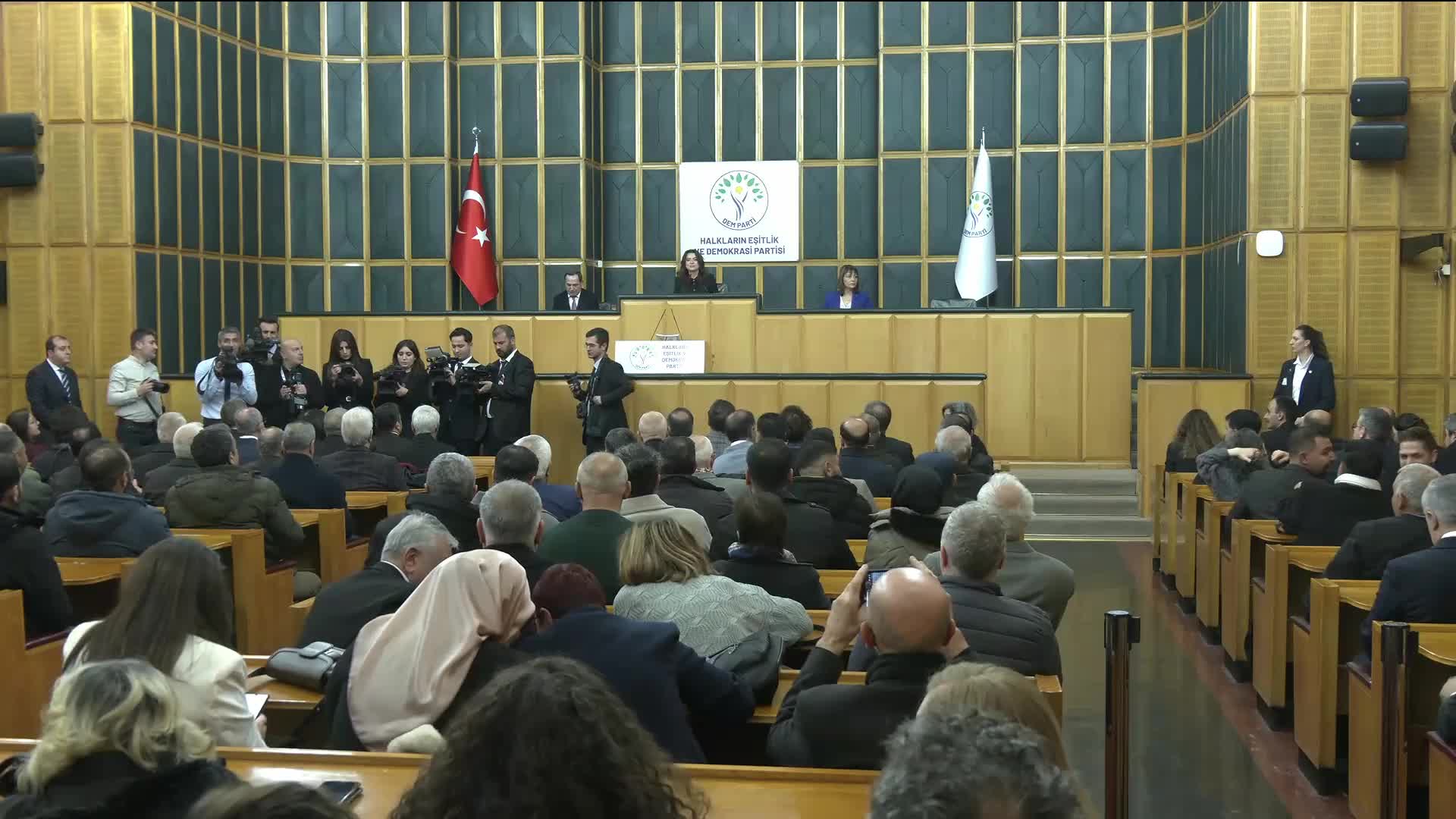 DEM Parti Grup Toplantısı... Tuncer Bakırhan:  "Sayın Bahçeli, parmak sallayanları görmek istiyorsa akşam televizyon kanallarını açıp izlesin"