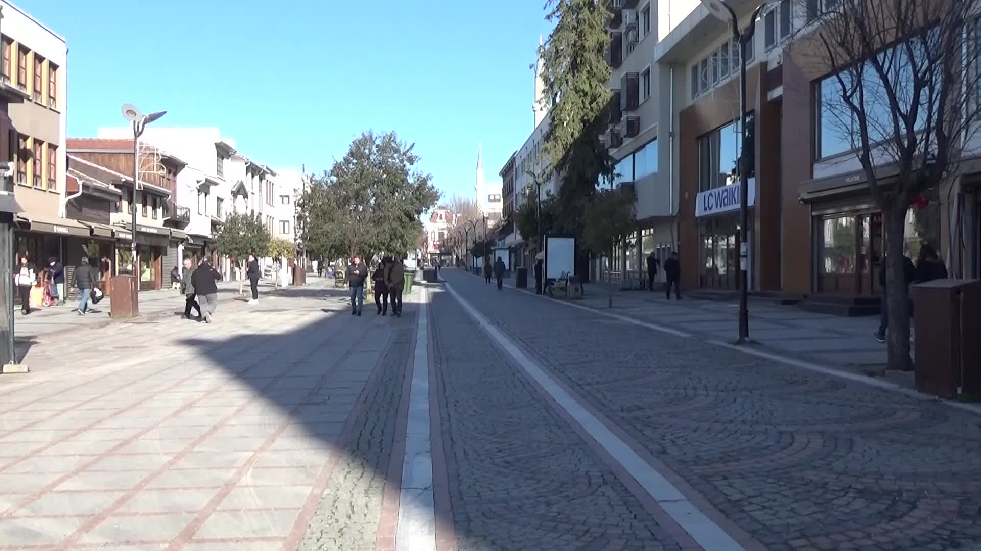 Edirne'de süs havuzları buz tuttu, çatılarda sarkıtlar oluştu