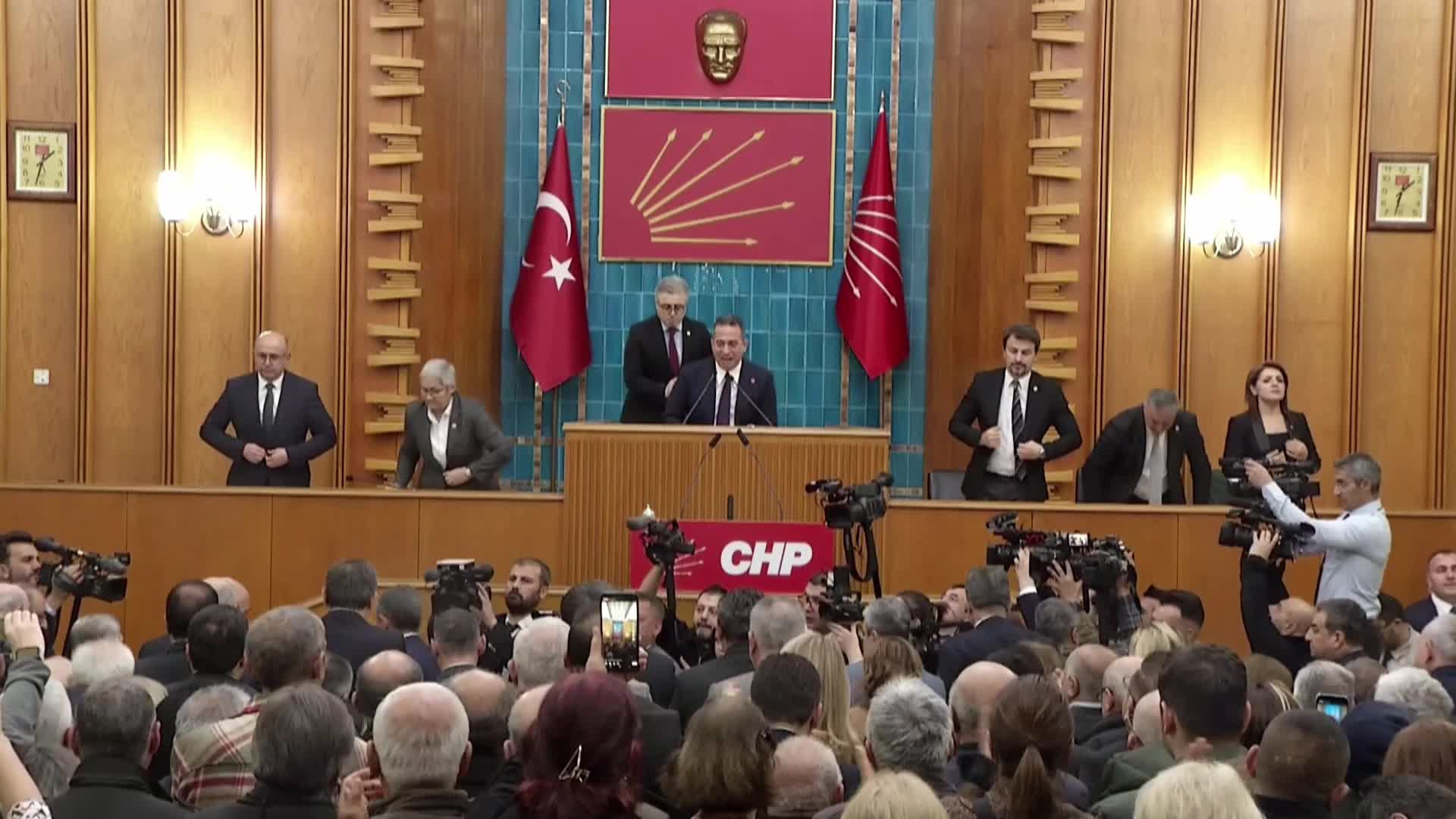CHP Grup toplantısı... Özgür Özel'den Erdoğan'a: "Sen BOP'un eş başkanısın, bununla övünüyorsun"