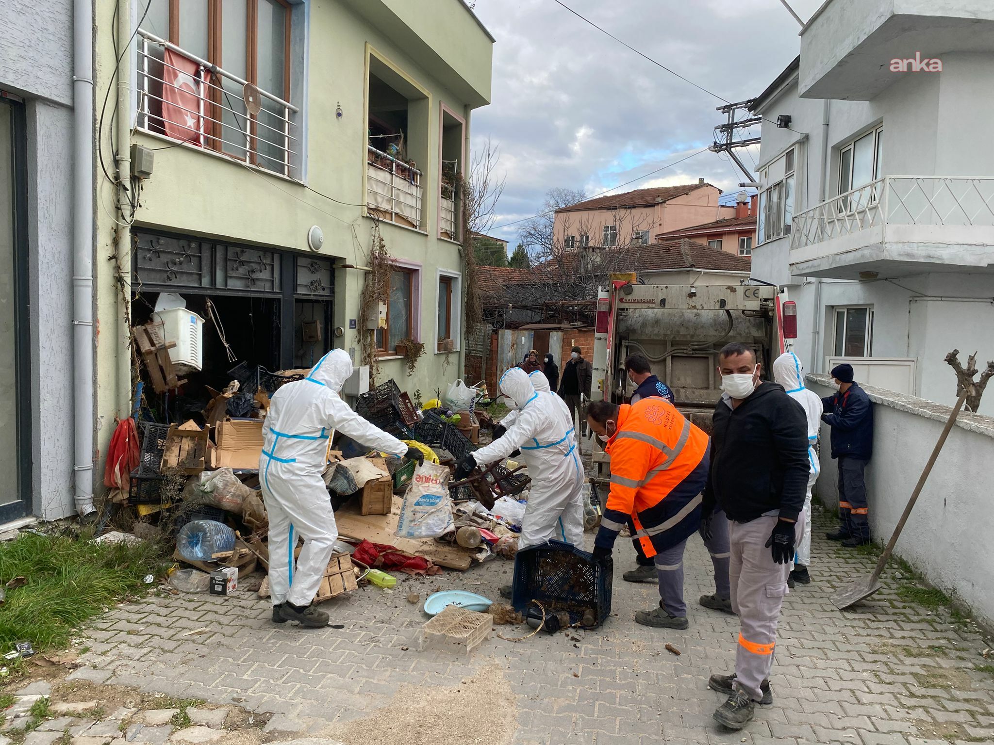 Nilüfer Belediyesi'nden çöp ev mesaisi: 9 kamyon atık çıkarıldı