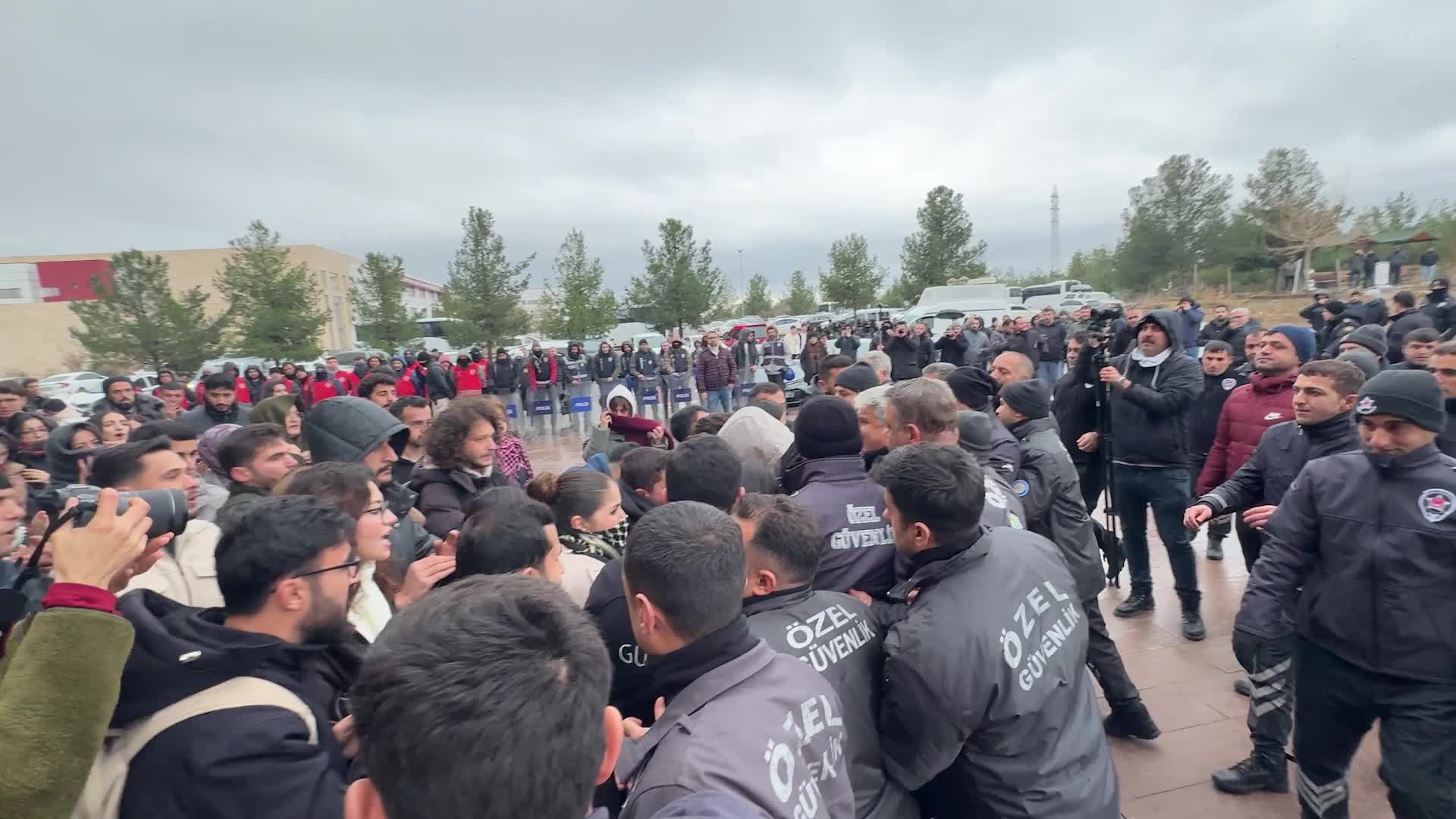 Diyarbakır’da Halep’teki çatışmaları protesto etmek isteyen üniversite öğrencileri ile polis arasında arbede
