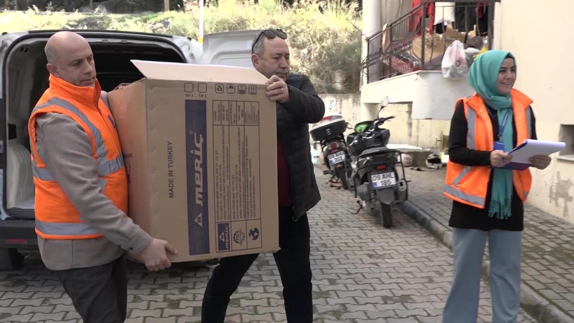 Kuşadası Belediyesi, ihtiyaç sahibi ailelere soba desteğini sürdürüyor