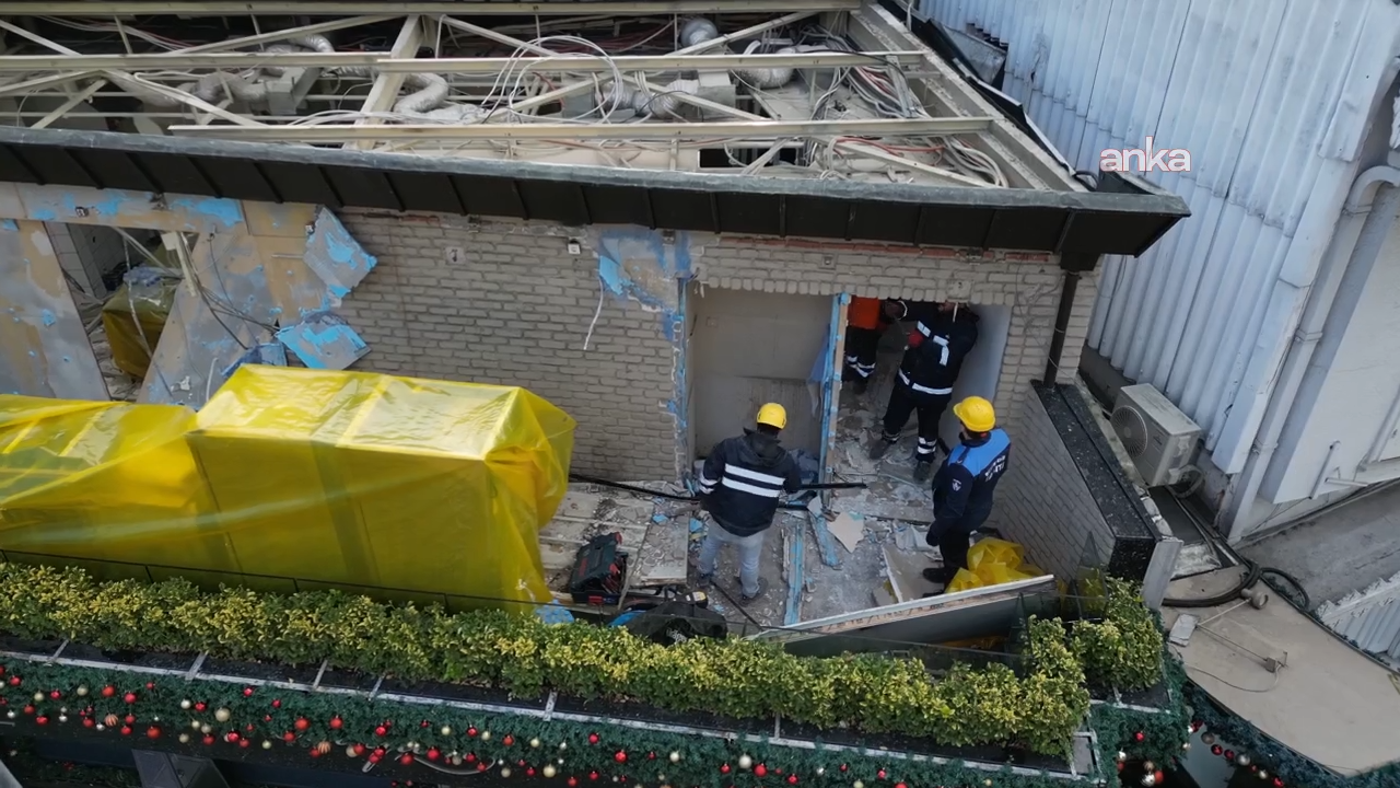 Boğaziçi’nde kaçak yapılaşmaya yönelik müdahale sürüyor... Bebek'te bir yapıdaki kaçak eklentiler daha yıkıldı