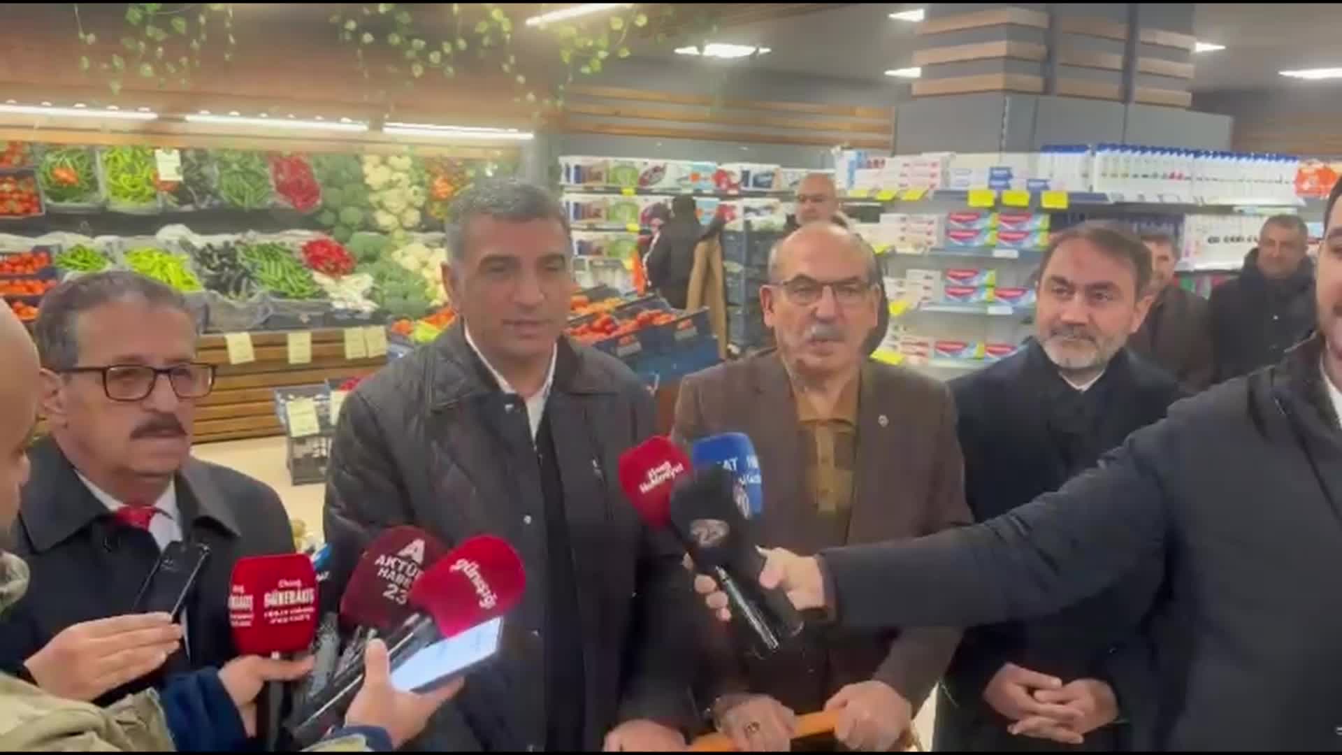 CHP'li Erol'dan market alışverişi: "20 bin lira emekli maaşıyla ya da asgari ücretle geçinmenin mümkün olmadığı ciddi bir sorun olarak karşımızda duruyor"