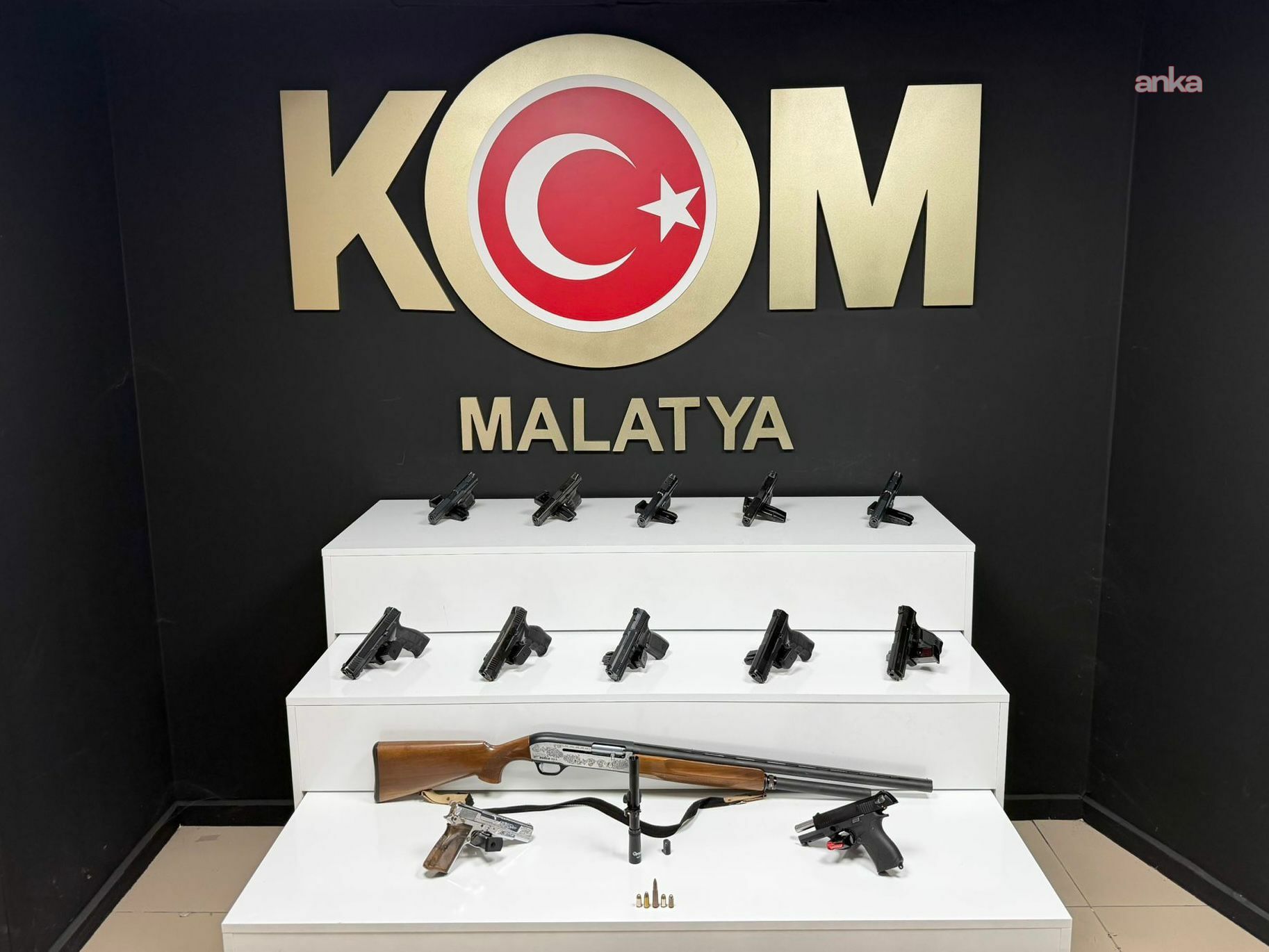 Malatya’da ruhsatsız silah operasyonu: 12 tabanca ele geçirildi