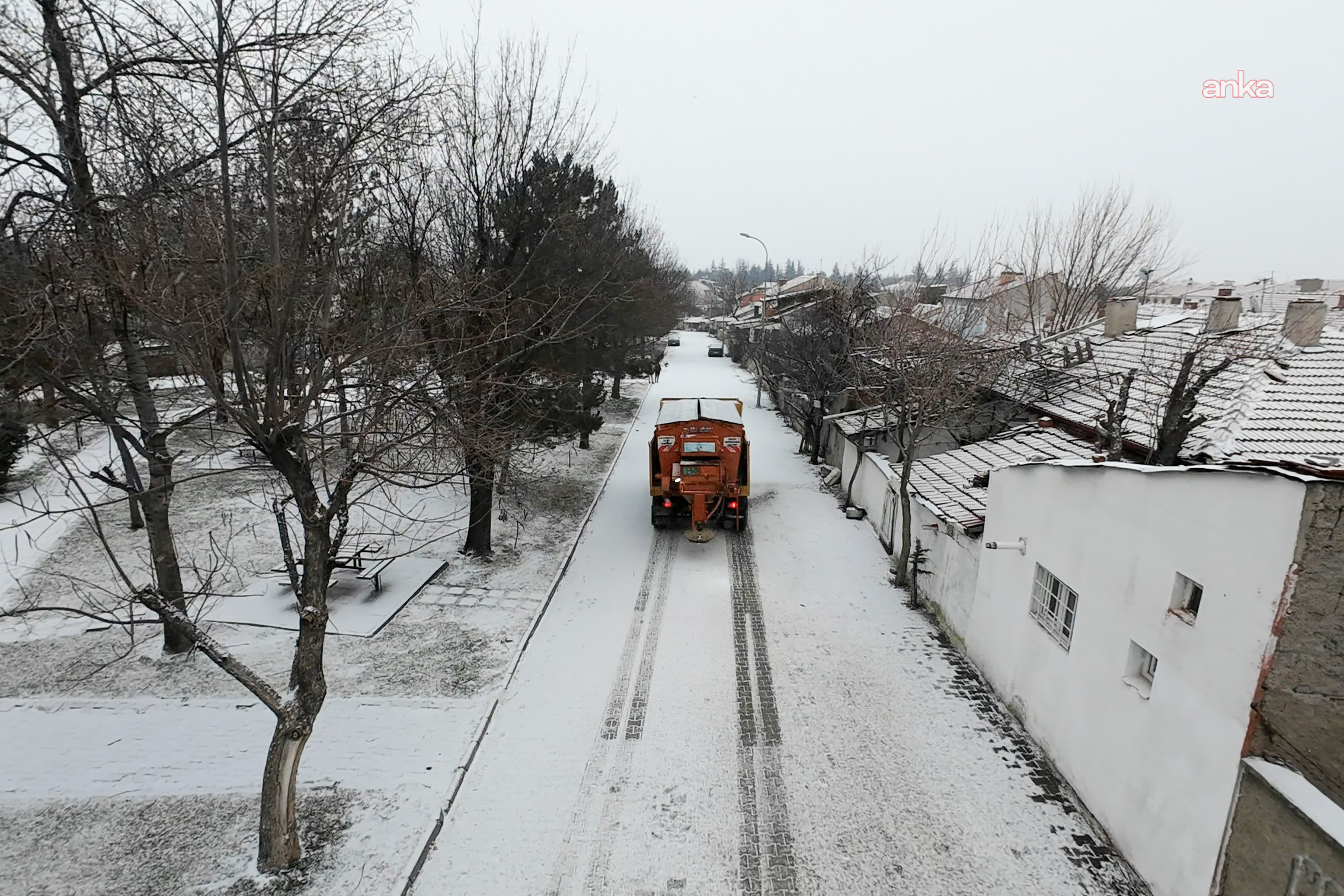 Tepebaşı Belediyesi ekiplerinden kar ve buzlanmaya karşı 7/24 mesai