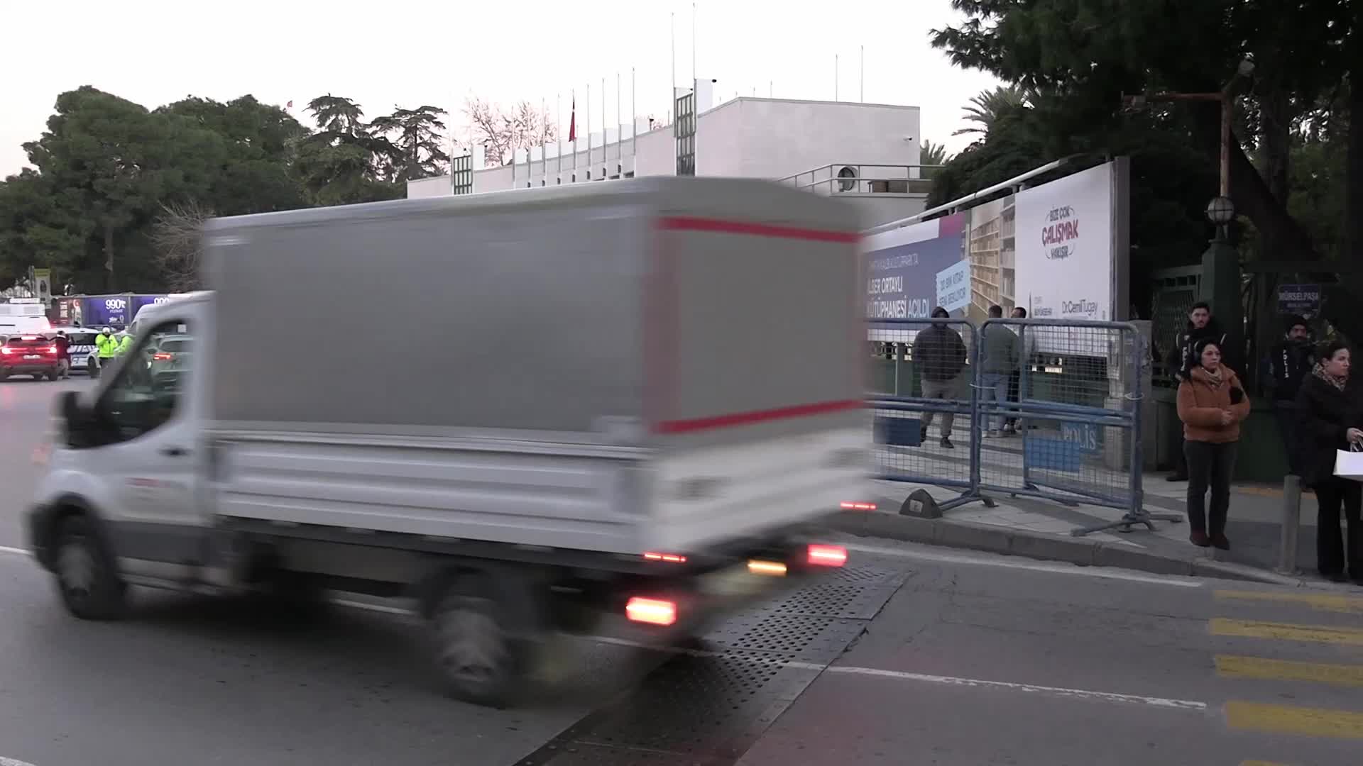 Martı TAG kurucusu Öktem, paylaşımlı yolculuk talebiyle toplanan 48 bin dilekçeyi İzmir Büyükşehir Belediyesi’ne teslim etti, taksi esnafı girişime tepki gösterdi
