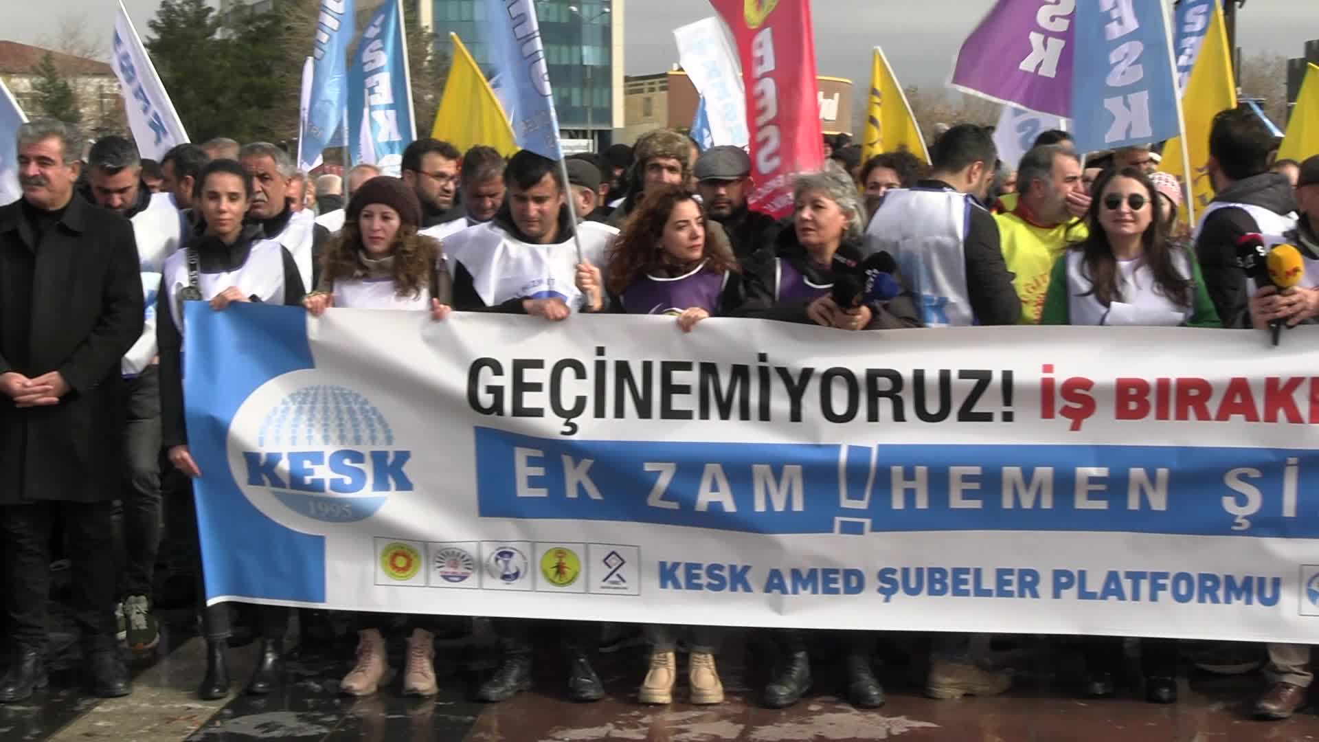 KESK'ten Türkiye genelinde iş bırakma eylemi...Diyarbakır’da emekçiler Dağkapı Meydanı'nda: "Emeğimizin değersizleştirilmesine dur demenin zamanıdır"