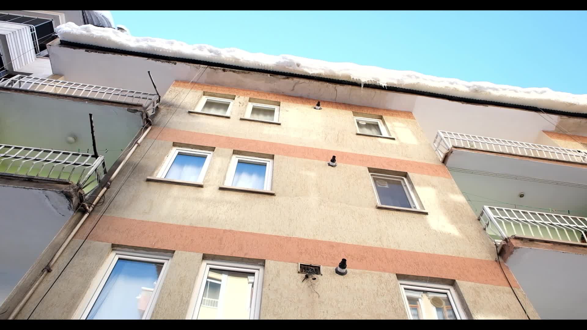 Çatılarda oluşan buz sarkıtları tehlike saçıyor