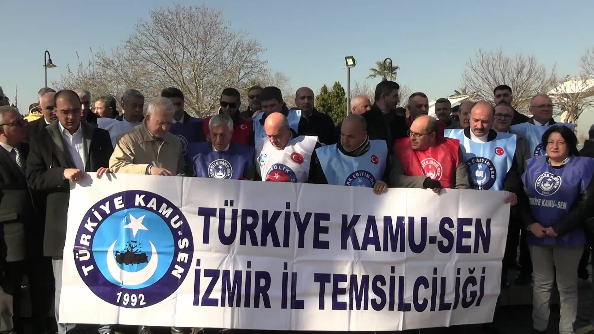 İzmir'de Türkiye Kamu-Sen üyesi kamu emekçilerinden ek zam çağrısı