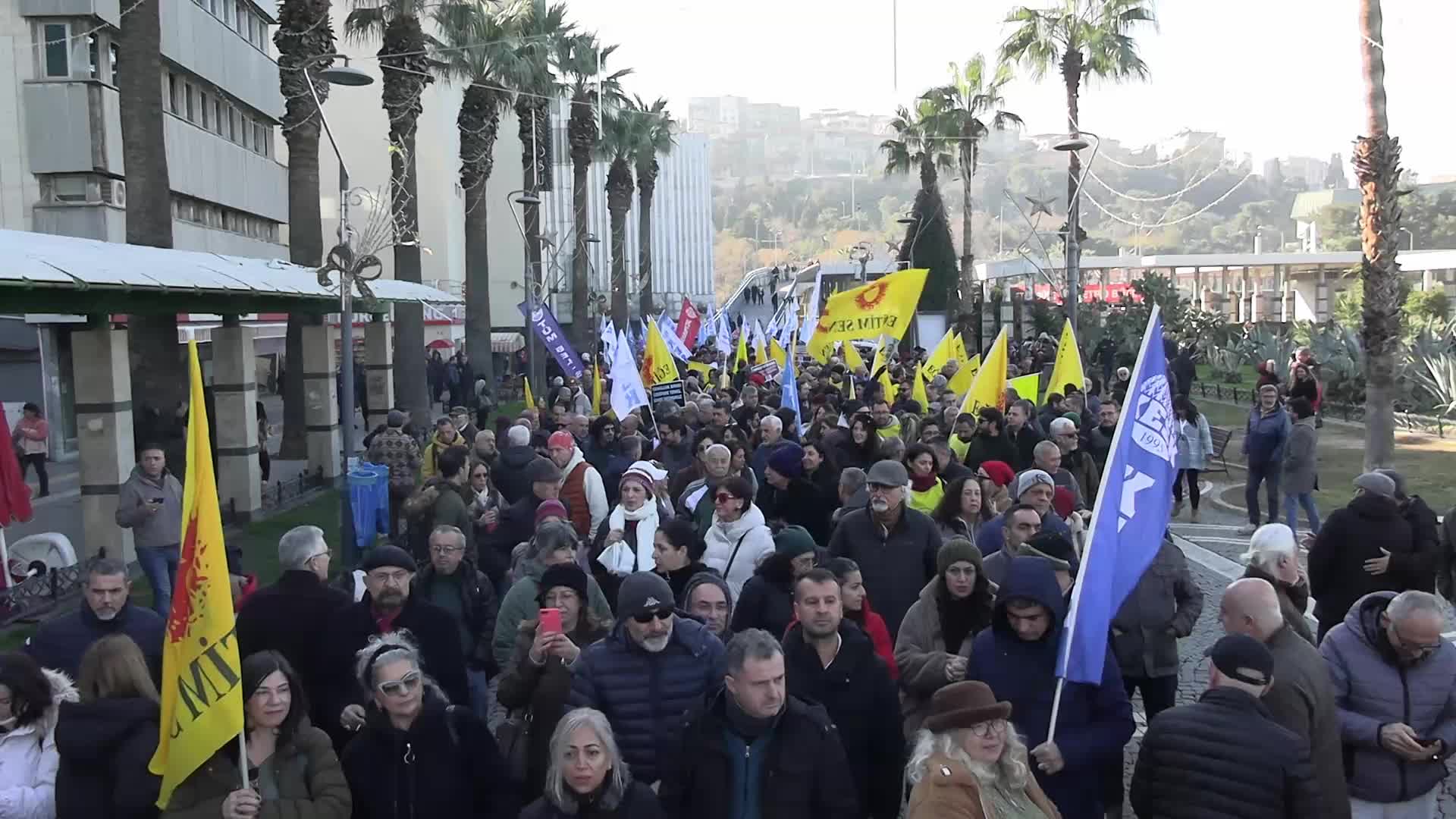 İçişleri Bakanı Yerlikaya: Ankara'da yaya önceliğini hiçe sayan 2 sürücü hakkında idari işlem yapıldı... Bu kural ile ilgili denetimlerimiz daha da artacak.