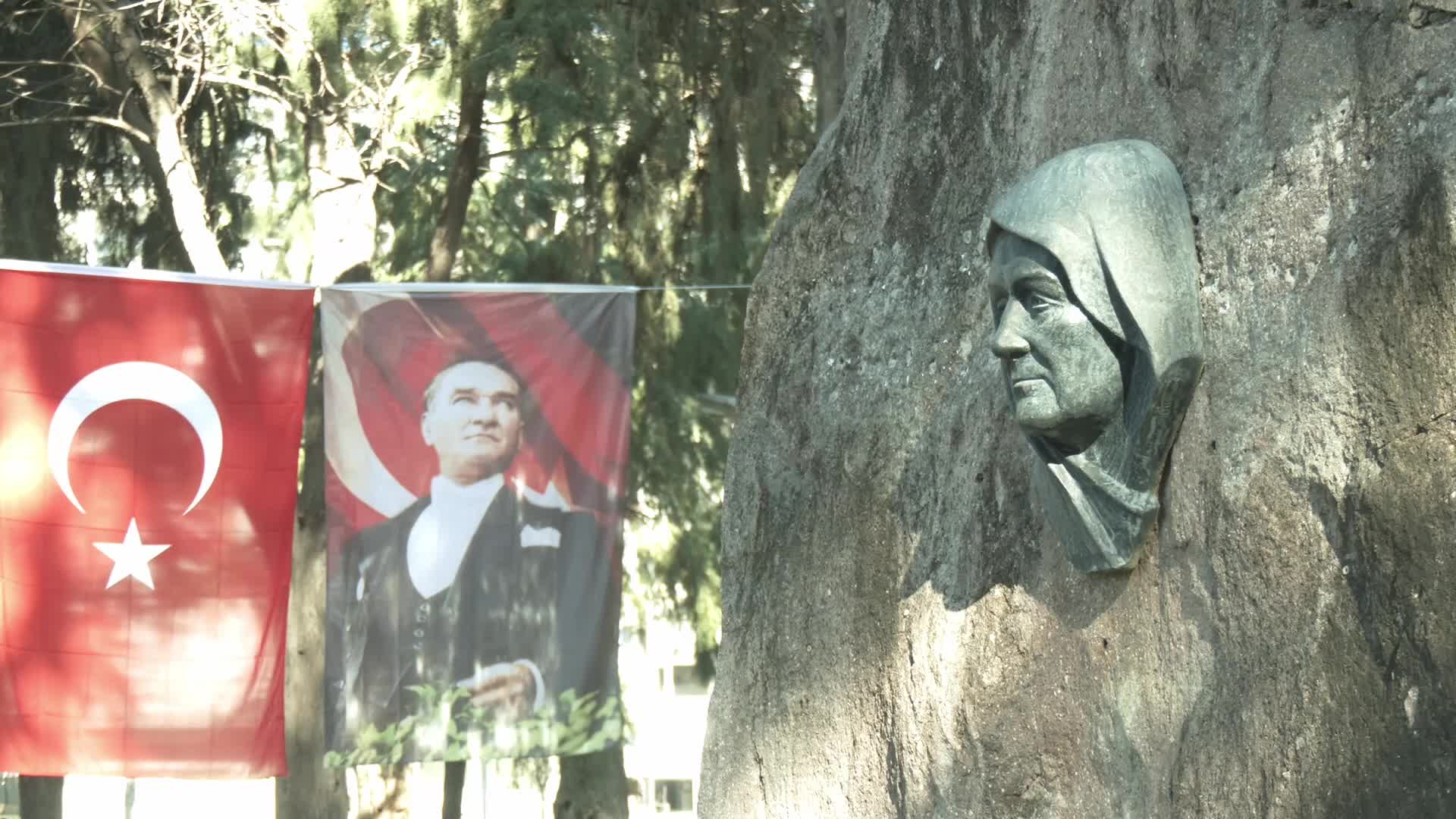 Mustafa Kemal Atatürk’ün annesi Zübeyde Hanım ölümünün 103. yılında İzmir’de anıldı