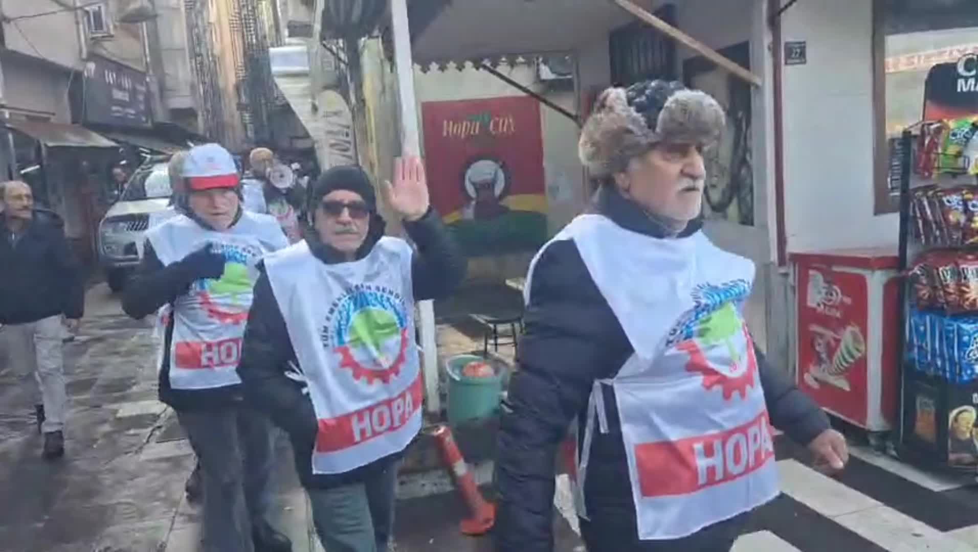 Hopa Parkı’nda emeklilerden oturma eylemi ve zam tepkisi