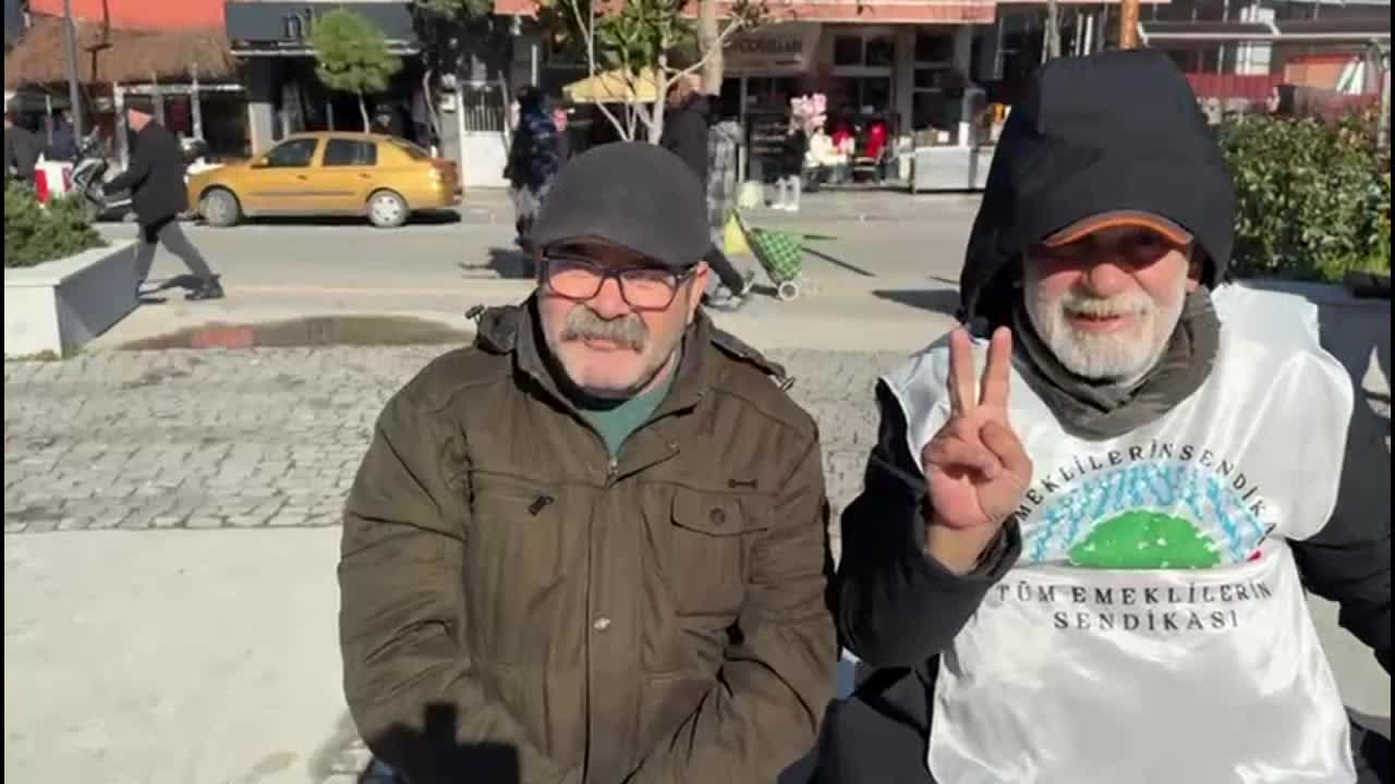 Emekliler Soma’da geçim sıkıntısına dikkat çekti: 20 bin lirayla bir emekli nasıl kira ödeyecek, nasıl ısınacak, nasıl torununa harçlık verecek?