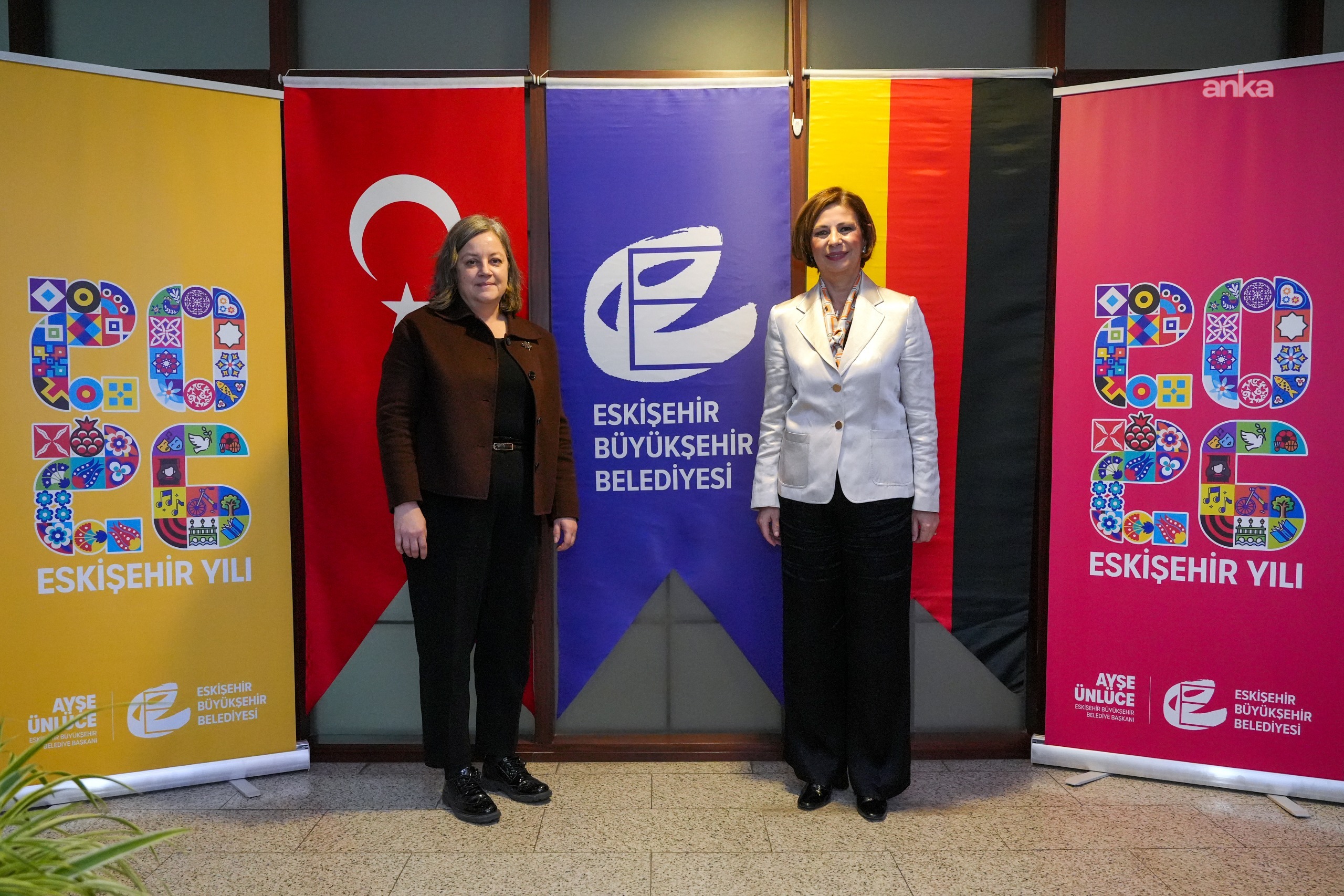 Eskişehir Büyükşehir Belediye Başkanı Ünlüce, diplomatik ziyaretlere ev sahipliği yaptı