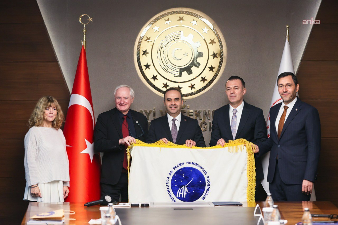 Sanayi Bakanı Kacır, Uluslararası Uzay Federasyonu Genel Sekreteri ile bir araya geldi
