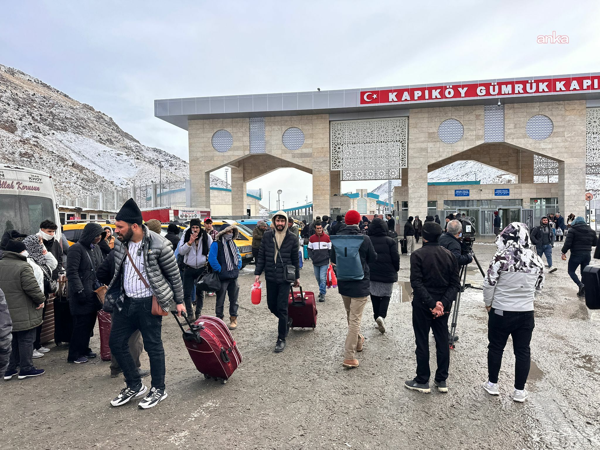 Kapıköy Gümrük Kapısı'ndan Türkiye'ye iş ve gezi amaçlı gelip dönen İranlılar: “Toprağımızı hiçbir zaman terk etmeyiz ve sahip çıkacağız”