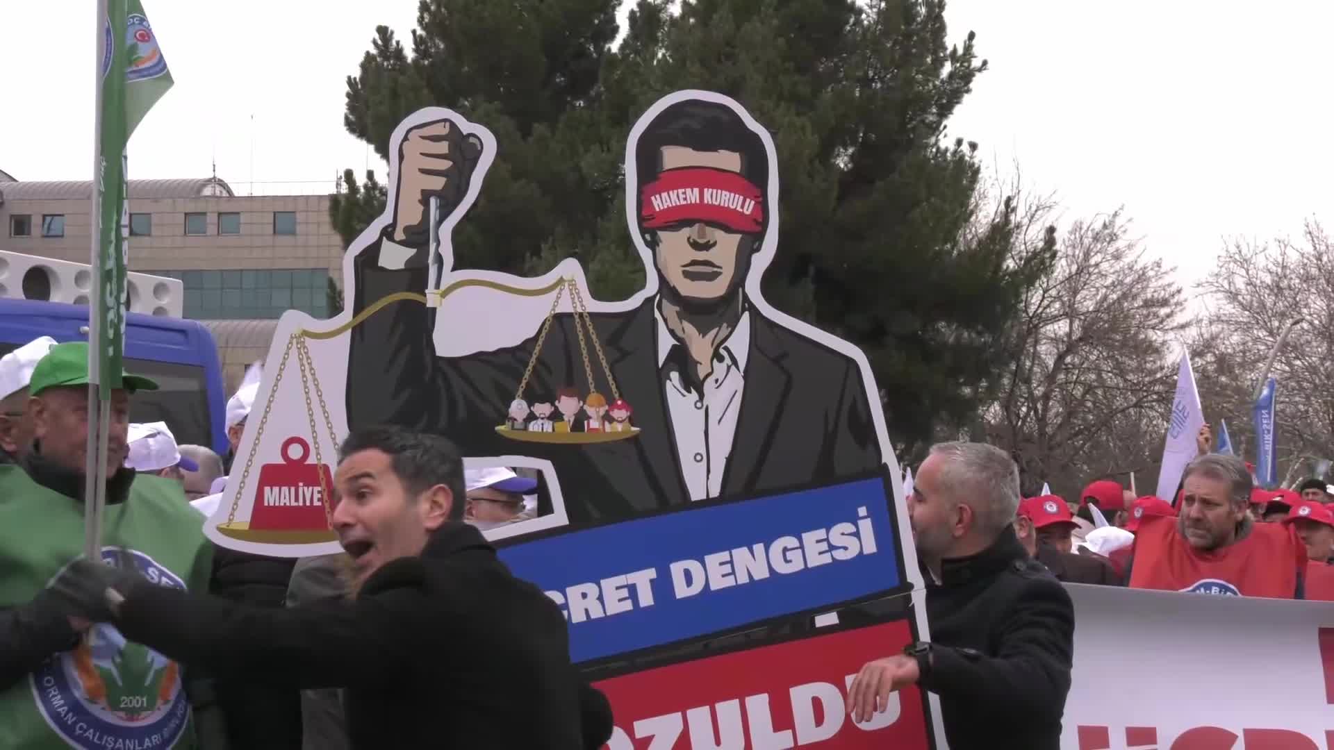 Memur-Sen Genel Başkanı Ali Yalçın'dan, Maliye Bakanlığı önünde açıklama: "Ücrette denge için kamuda ücret reformu istiyoruz"