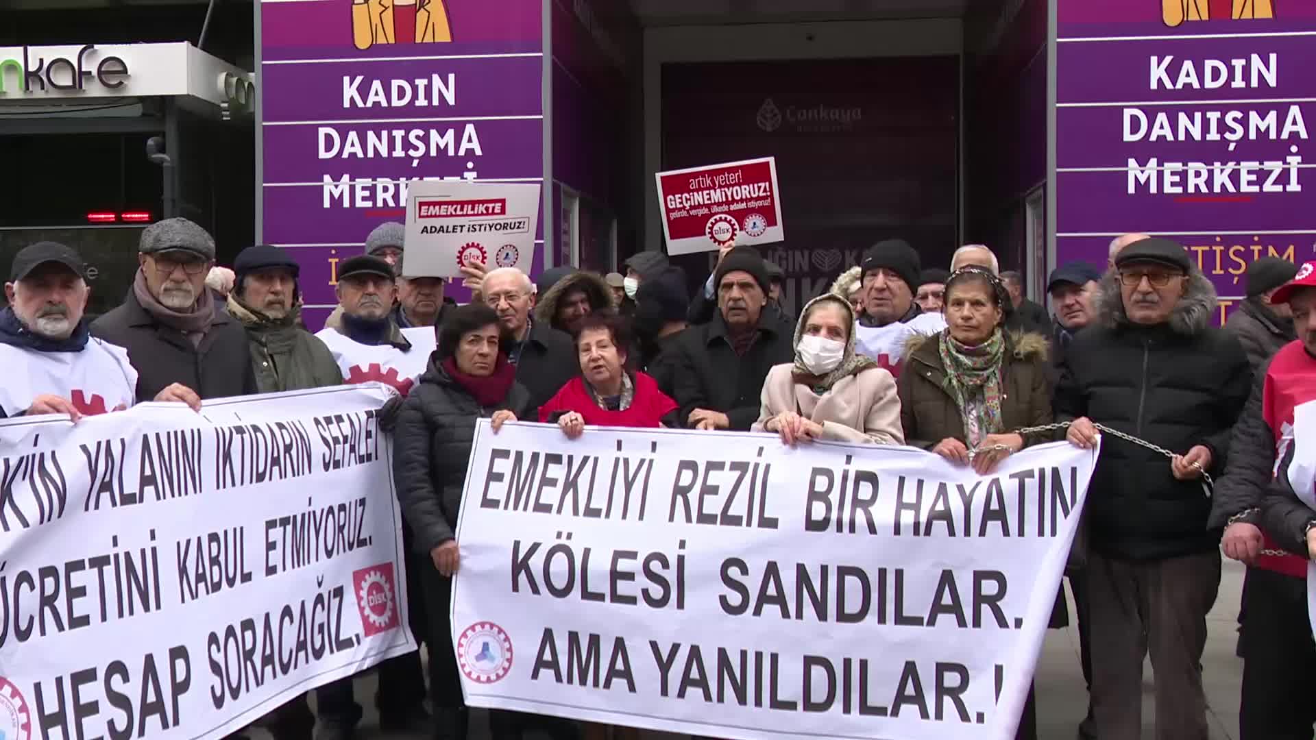 Emekliler kendilerini zincire vurdu... DİSK Emekli Sen Genel Sekreteri Kalender: "Bin 62 TL’lik artış bir zam değil, emeklinin aklıyla alay etmektir"