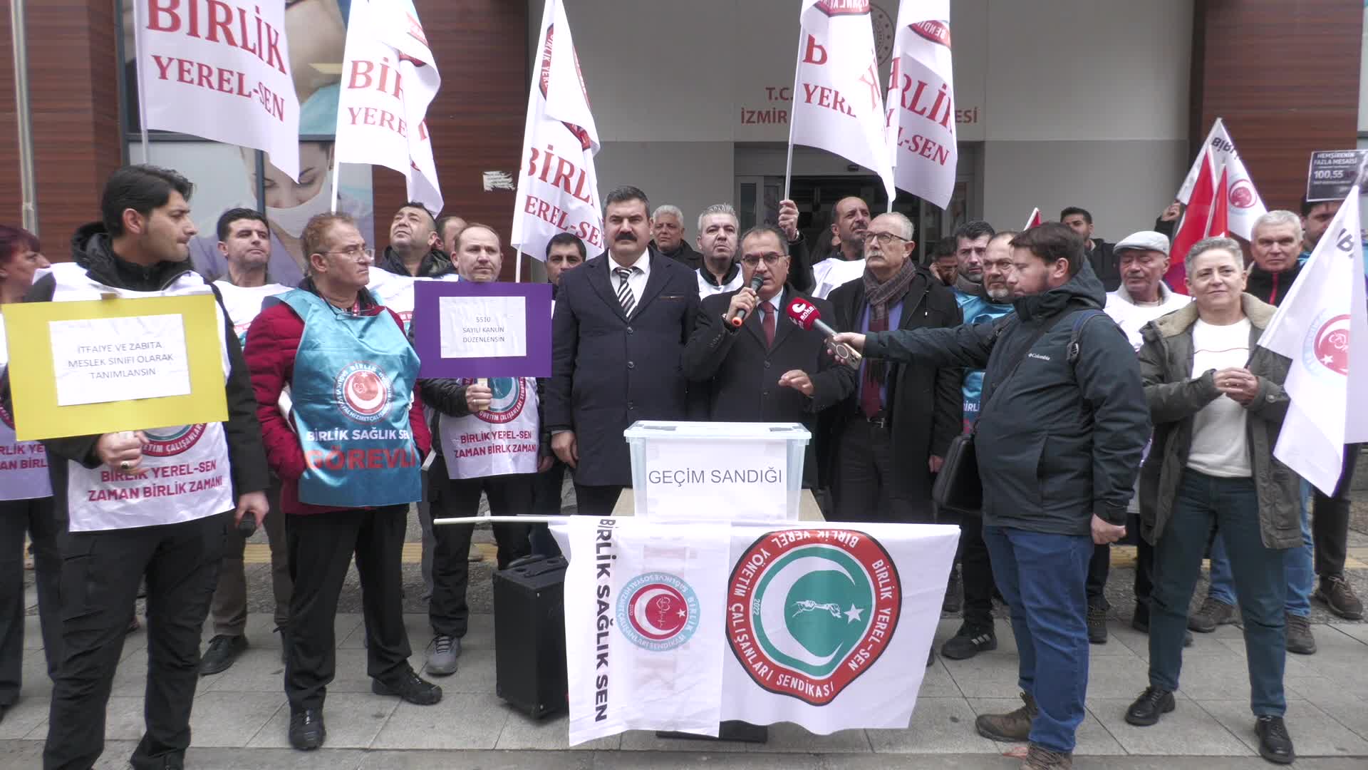 İzmir'de kamu emekçilerinden maaşlara 'Geçim Sandığı' ile protesto