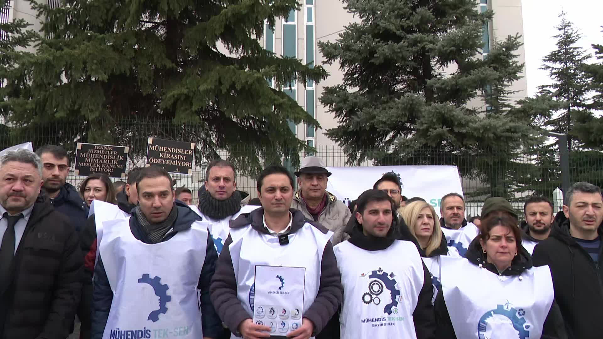 Mühendislerden Çalışma Bakanlığı önünde eylem: “Bize her seferinde ‘enflasyona ezdirmeyeceğiz çalışanlarımızı’ deniyor. Ama her seferinde biz enflasyona eziliyoruz"