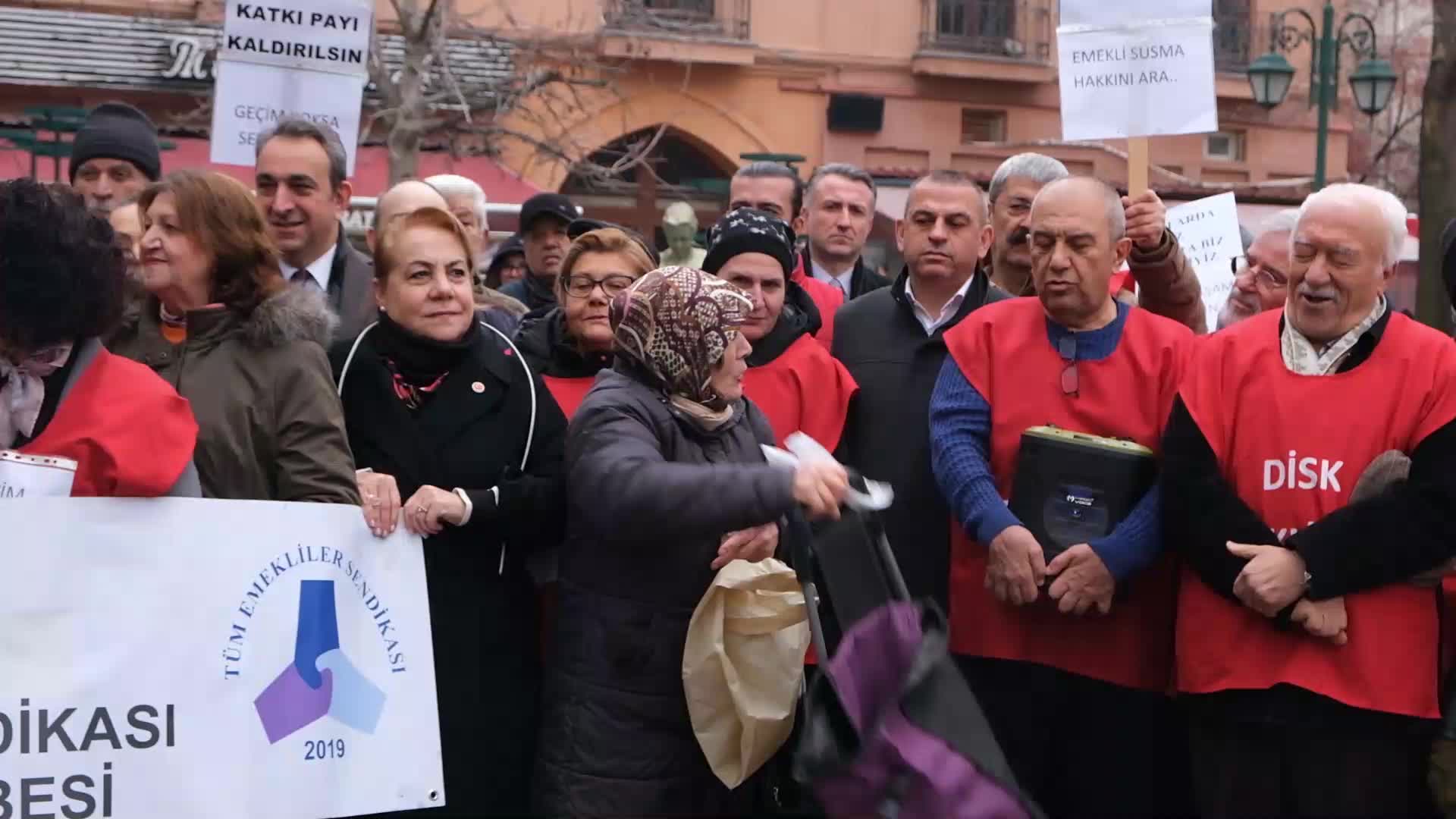 Eskişehir’de Dev Emekli Sen üyelerinden protesto: "Emekliler bir yemek yeriz diye cenaze takip ediyorlar"