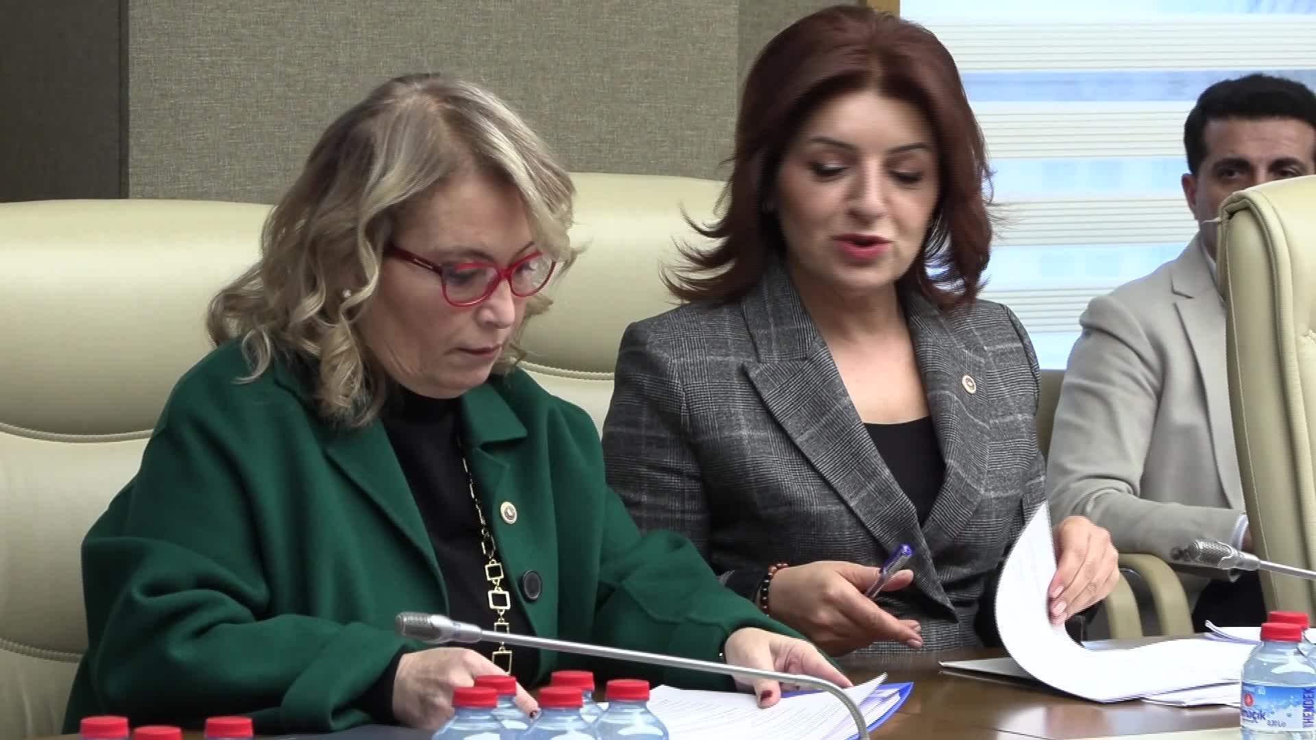 Belediye şirketlerine Cumhurbaşkanı onayı şartı getiren torba kanun teklifi, Bayındırlık Komisyonu'nda...CHP'li Kış: Bu açıkça bir izin rejimidir"