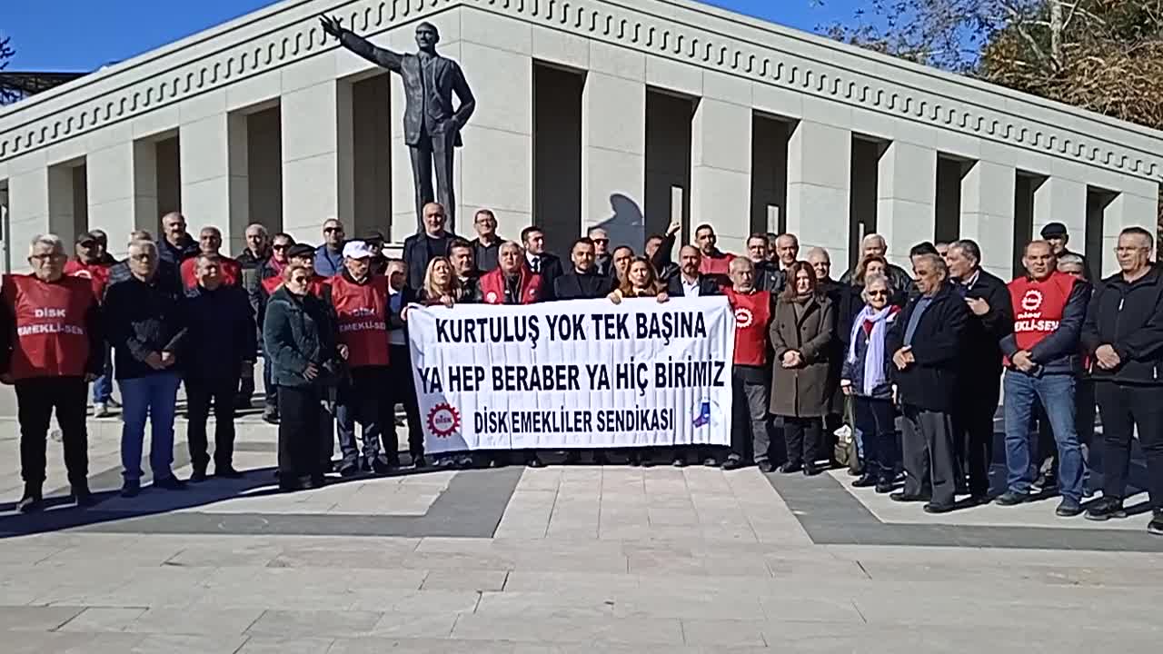 DİSK DEV Emekli-Sen Osmaniye Şubesi üyeleri zam talebiyle basın açıklaması yaptı
