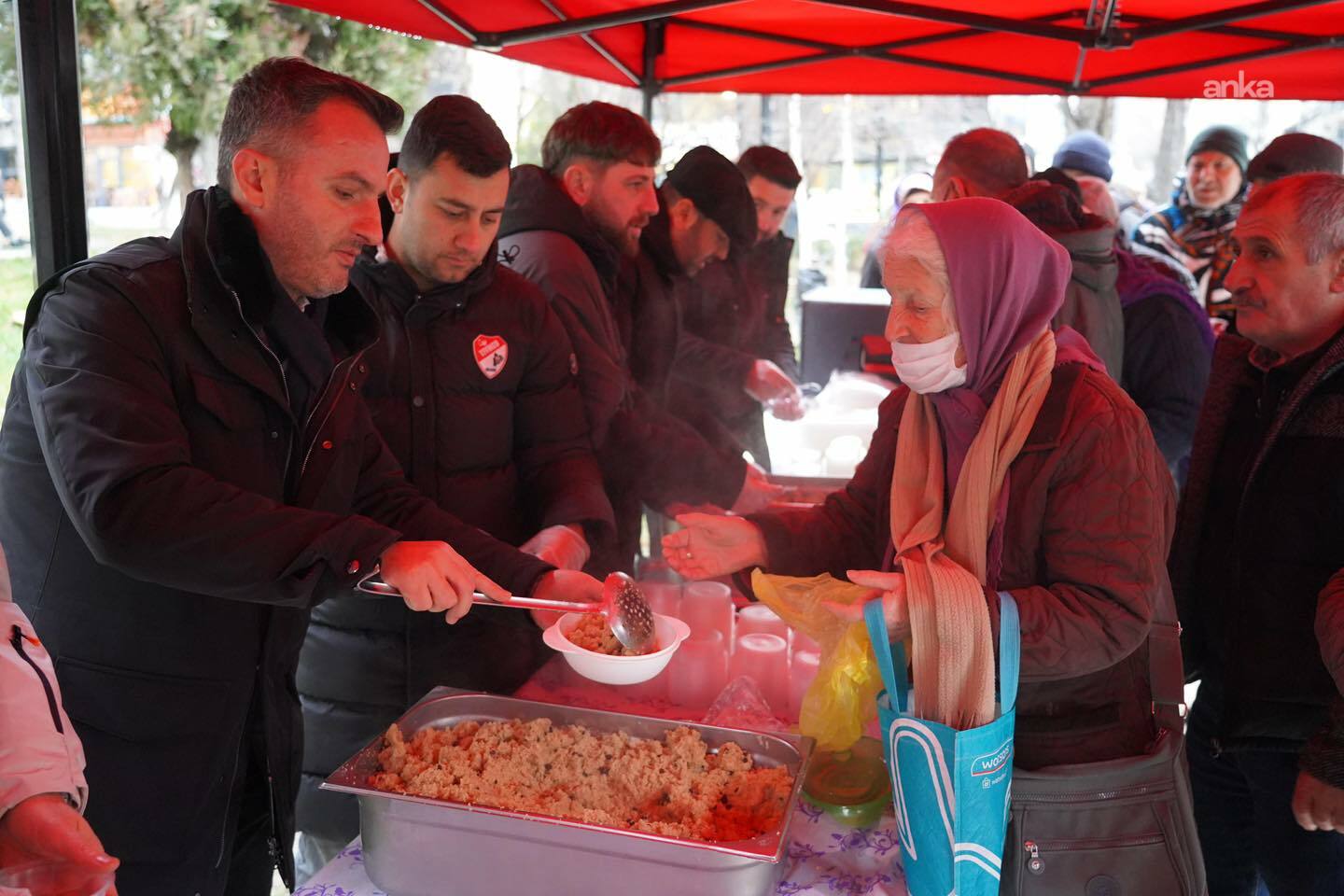 Bilecik Belediyesi, kandil dolayısıyla vatandaşlara helva ikram etti