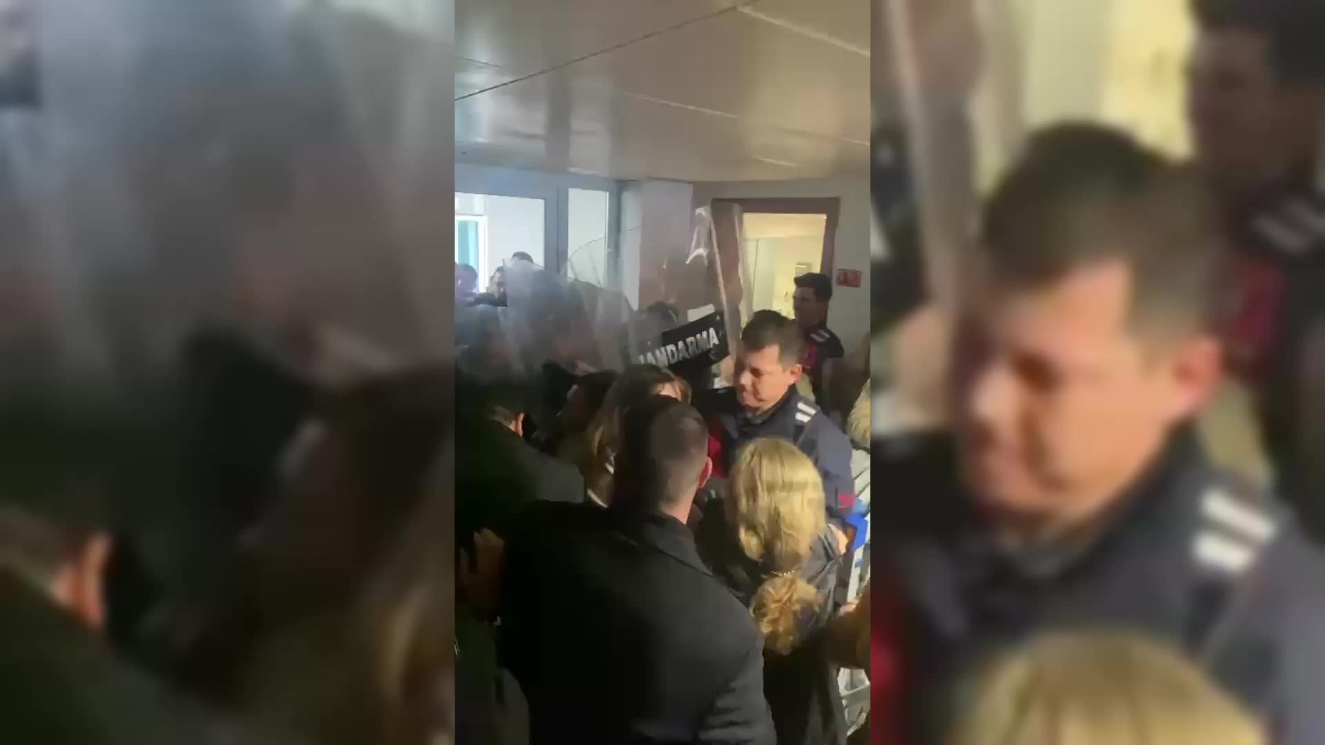 İmamoğlu'nun diploma davası öncesinde jandarma müdahalesi... Kaburgası kırılan CHP'li Yasemin Ünlü hastaneye kaldırıldı