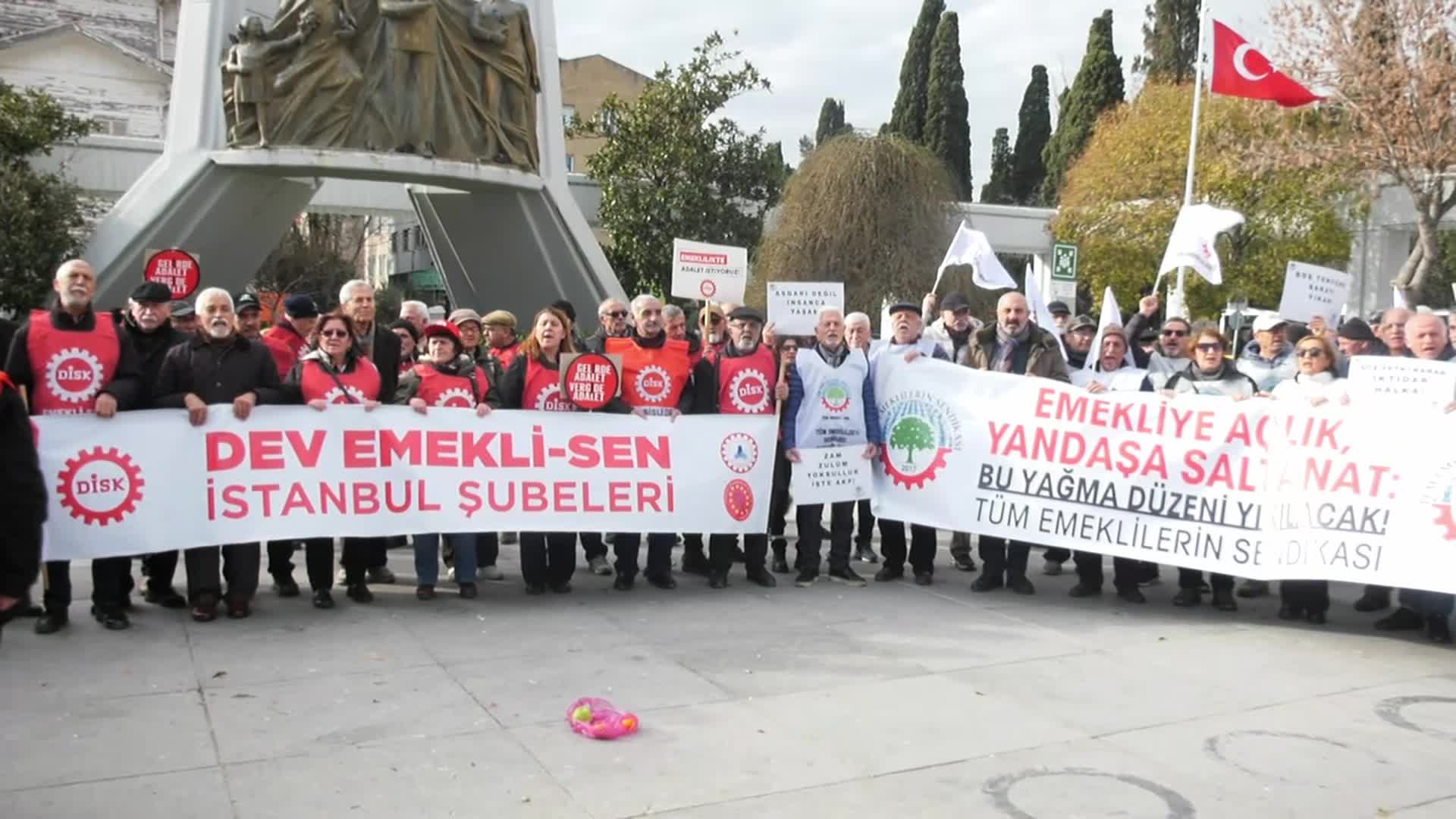 Emekliler Bakırköy’den seslendi: En düşük emekli maaşına harçlık verir gibi bin TL zam yaparak mutfaktaki bu yangını söndüremezsiniz; yangın sizi de yakar